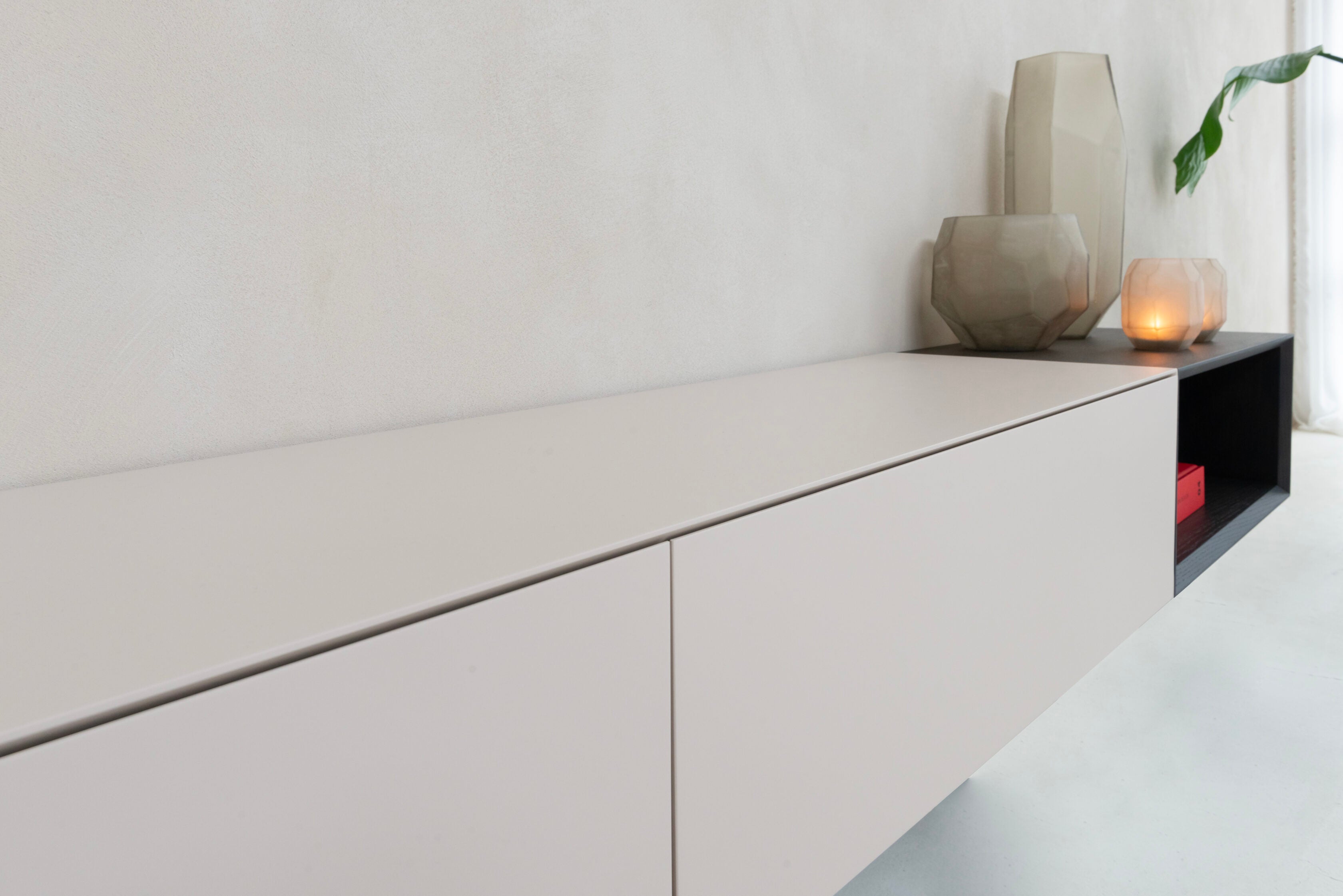 TV-meubel Zyan - Zwevend - Beige - MDF - 3 kleppen - Open vak