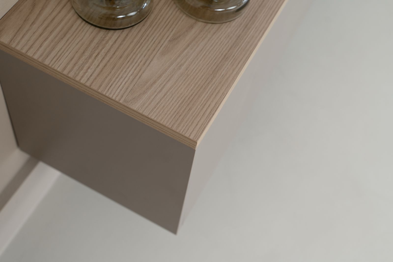 Tv-meubel Gregor - Zwevend - Grijs - Melamine - 3 kleppen