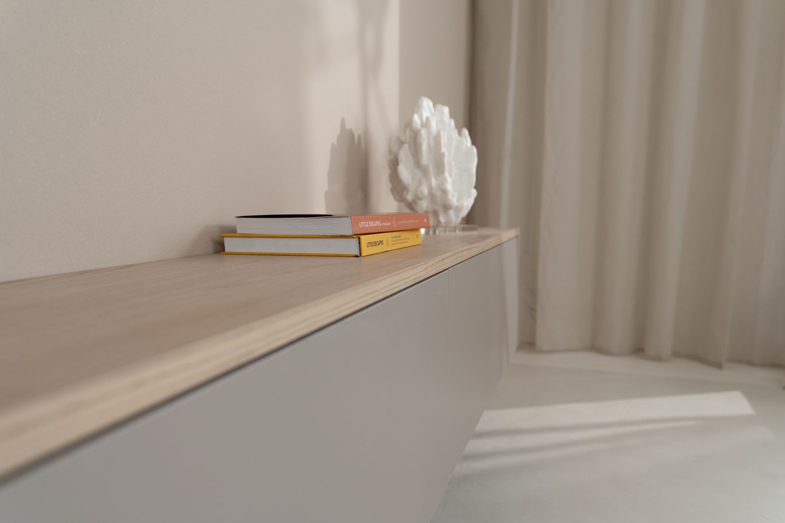 Tv-meubel Gregor - Zwevend - Melamine - 3 kleppen