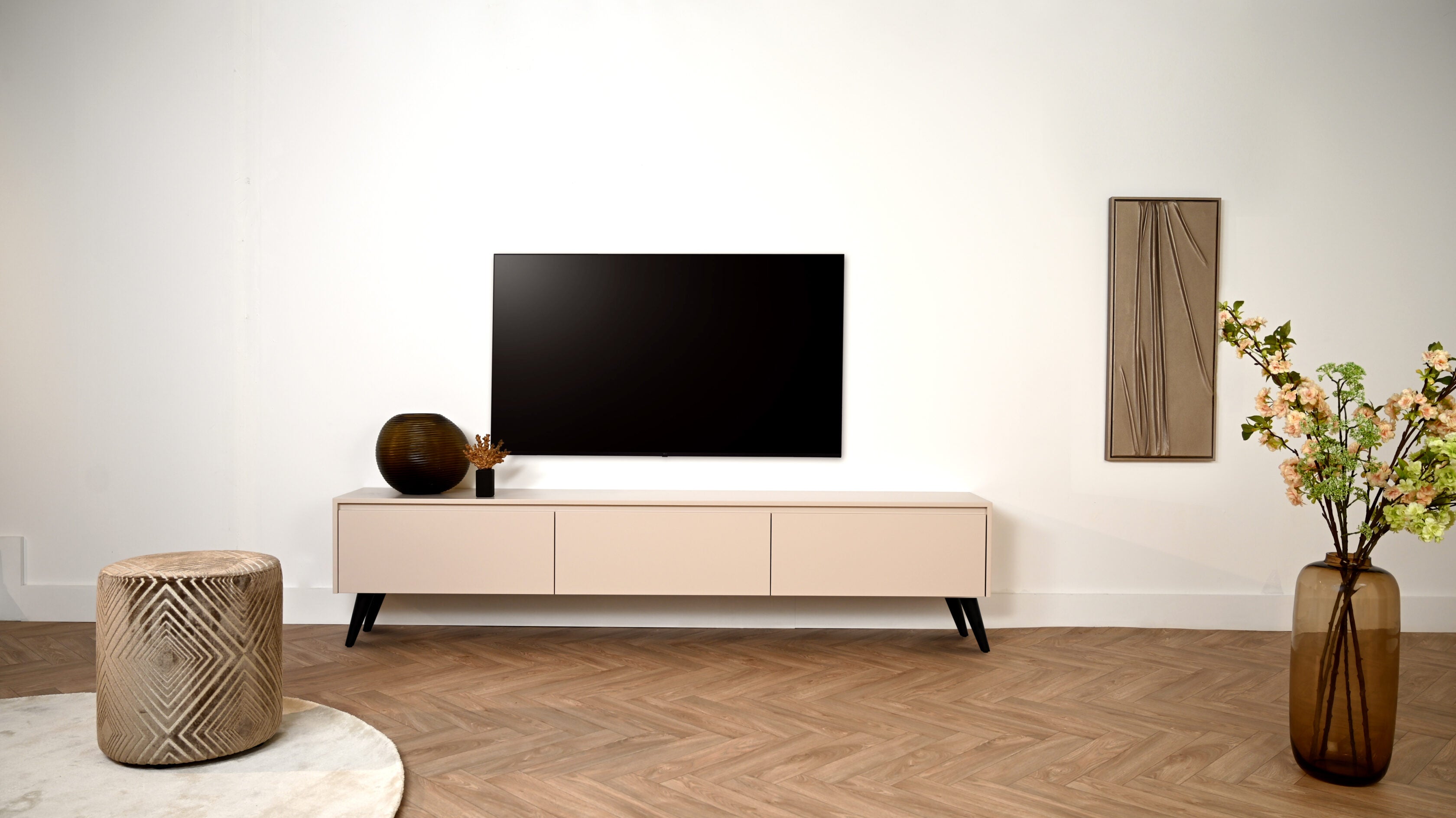 Tv meubel met 3 kleppen op pootjes