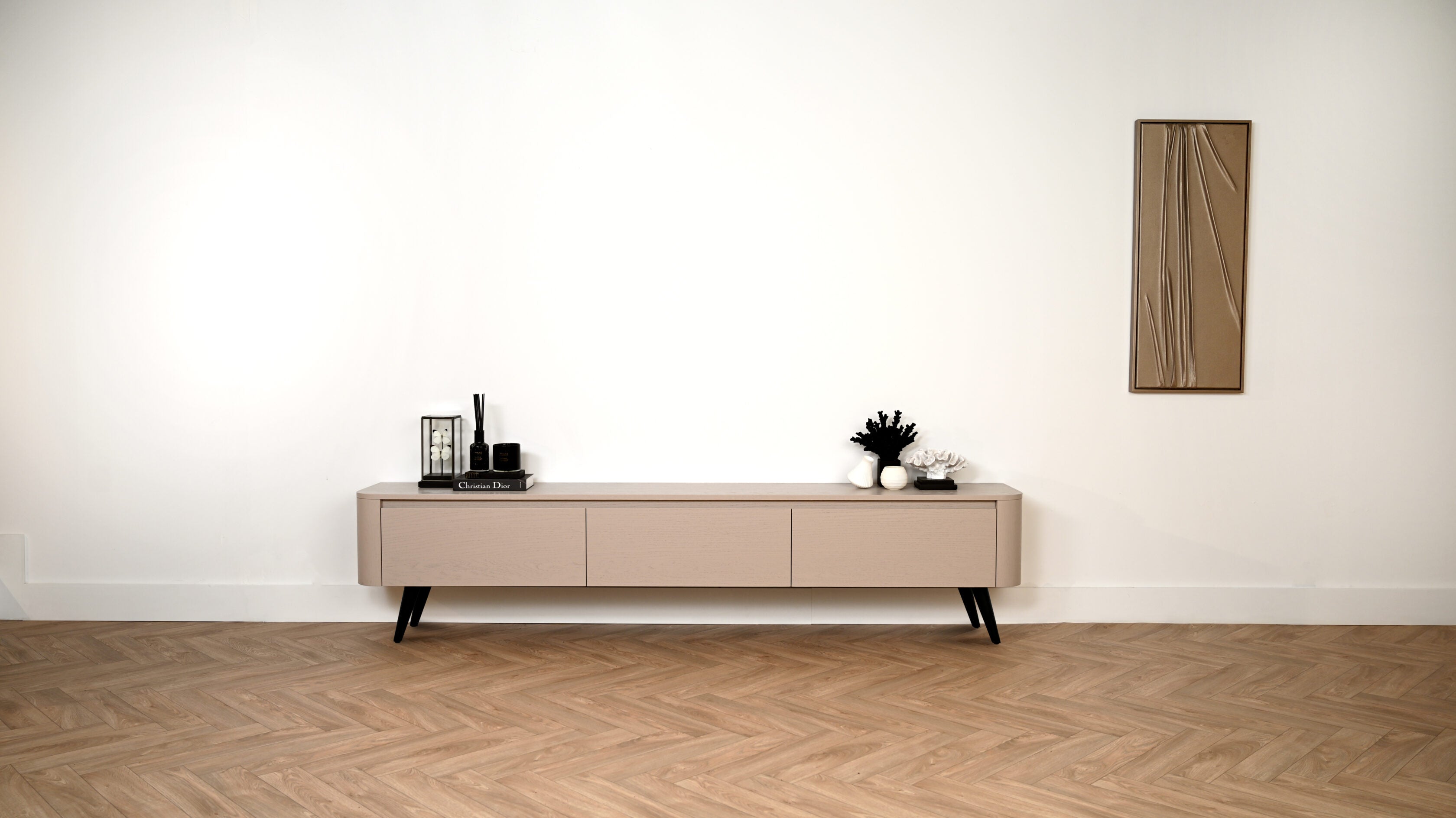 Tv meubel met 3 kleppen rond design op pootjes