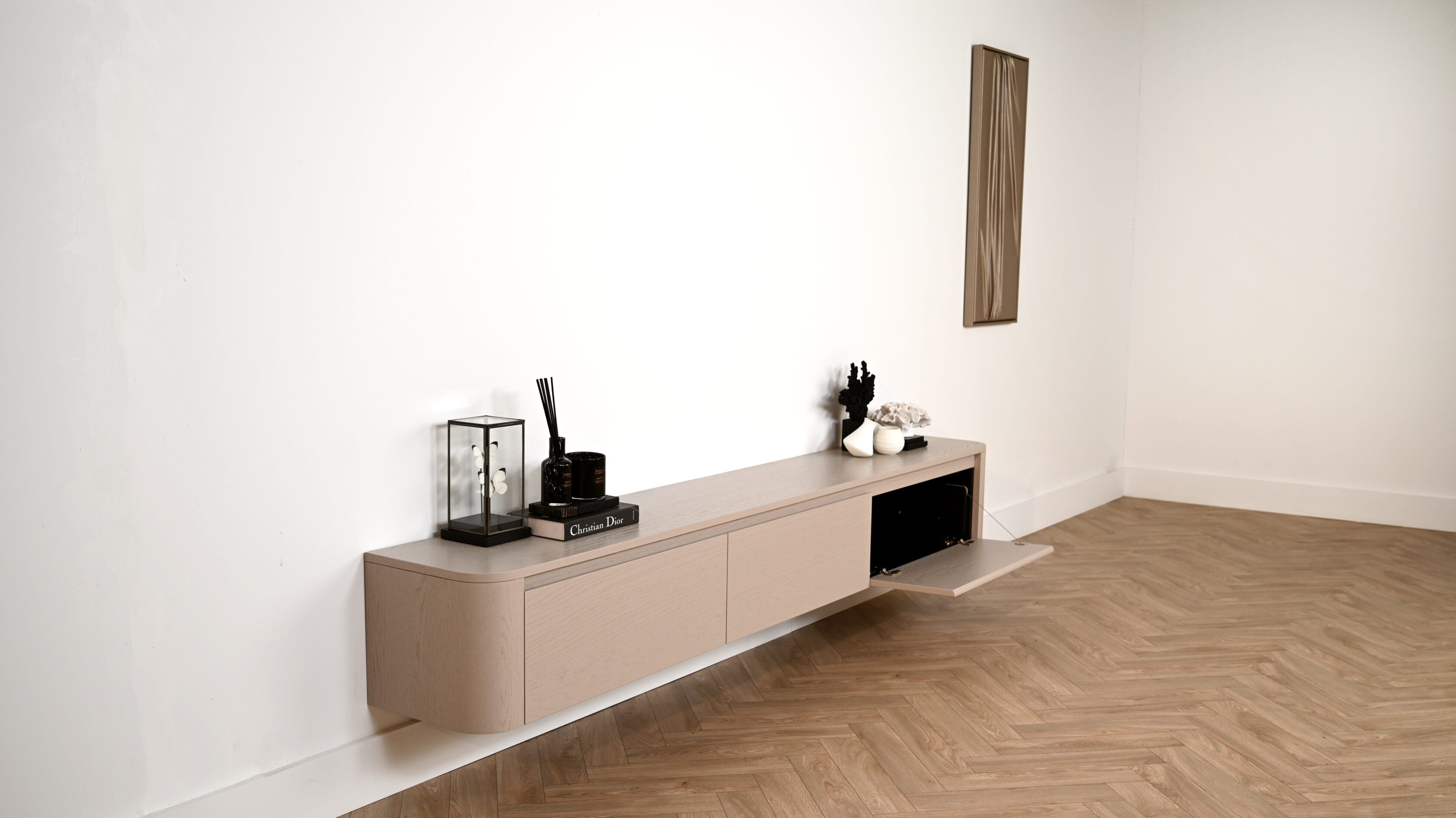 Zwevend tv meubel met 3 kleppen rond design met open klep