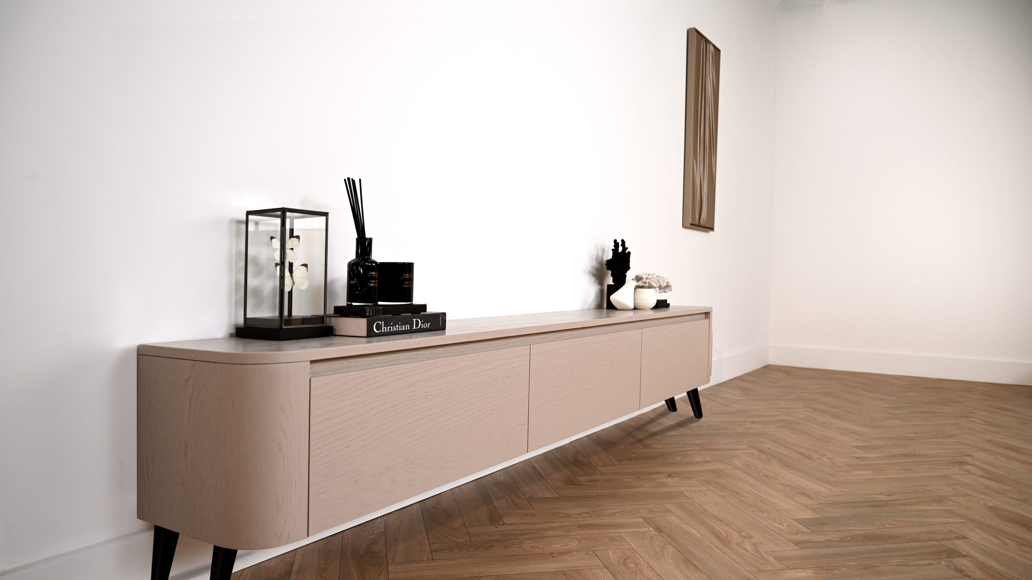 Tv meubel met 3 kleppen rond design op pootjes