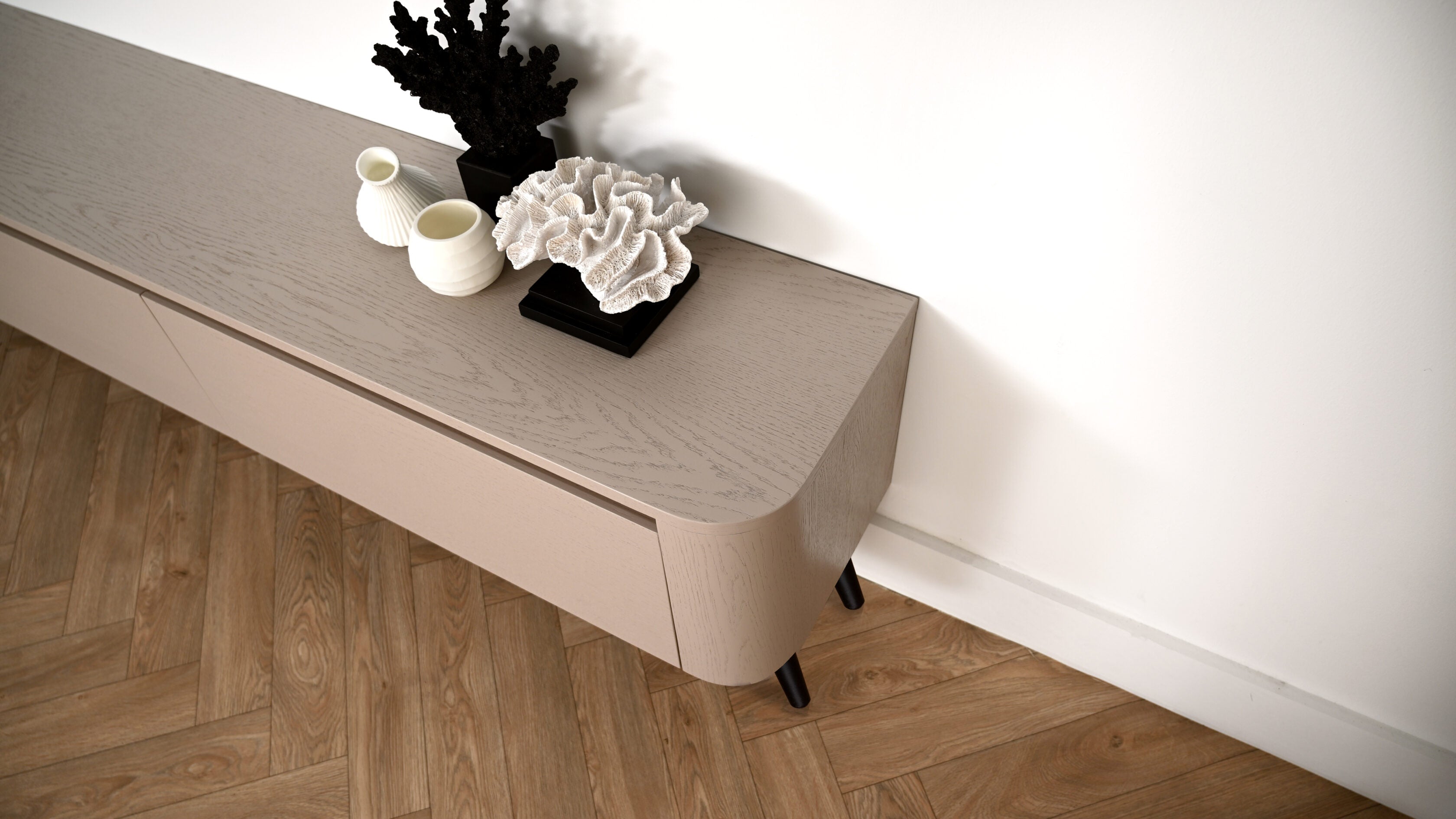 Tv meubel met 3 kleppen rond design op pootjes close up