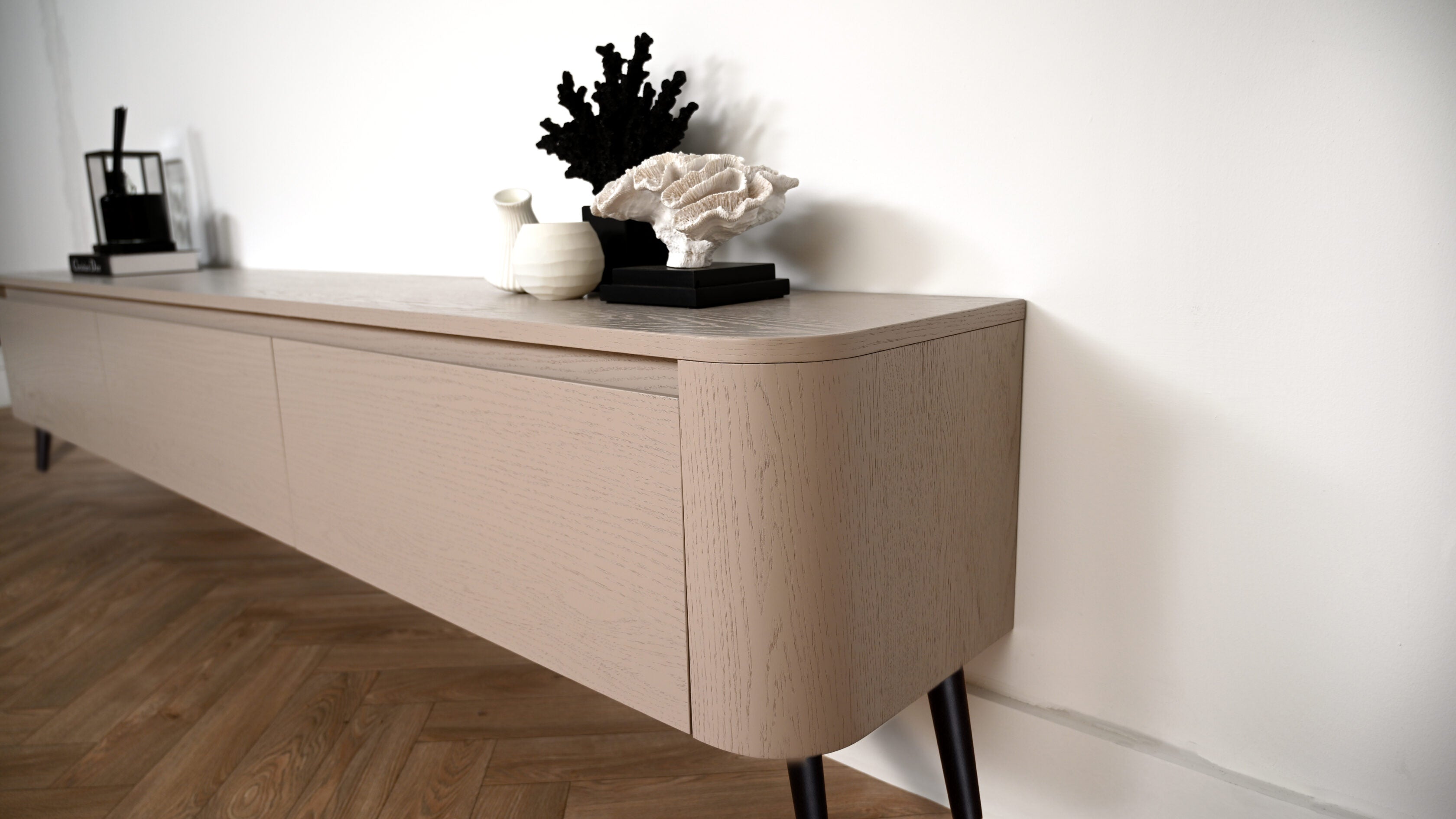 Tv meubel met 3 kleppen rond design op pootjes close up