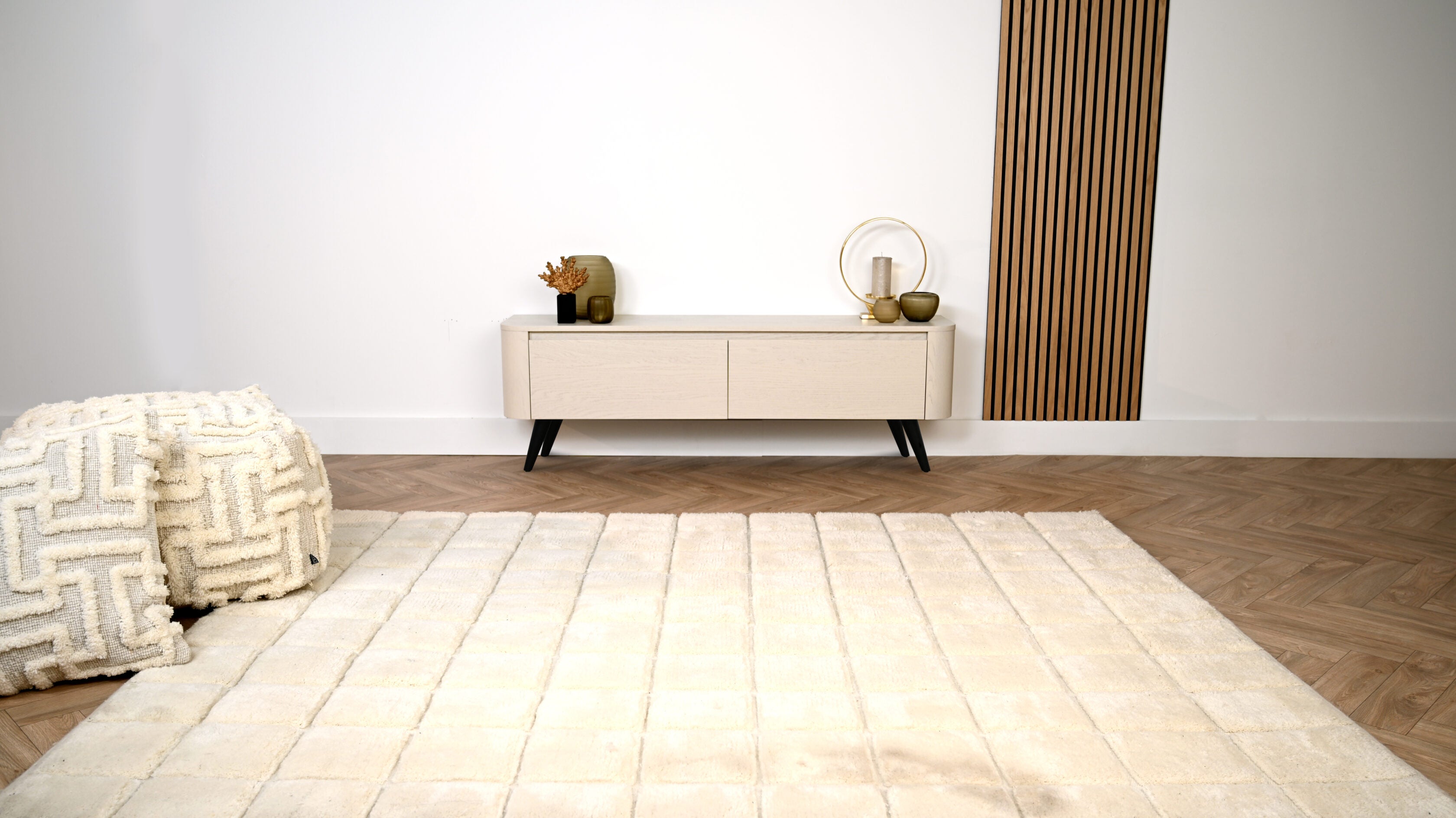 Tv meubel met 2 kleppen rond design op pootjes