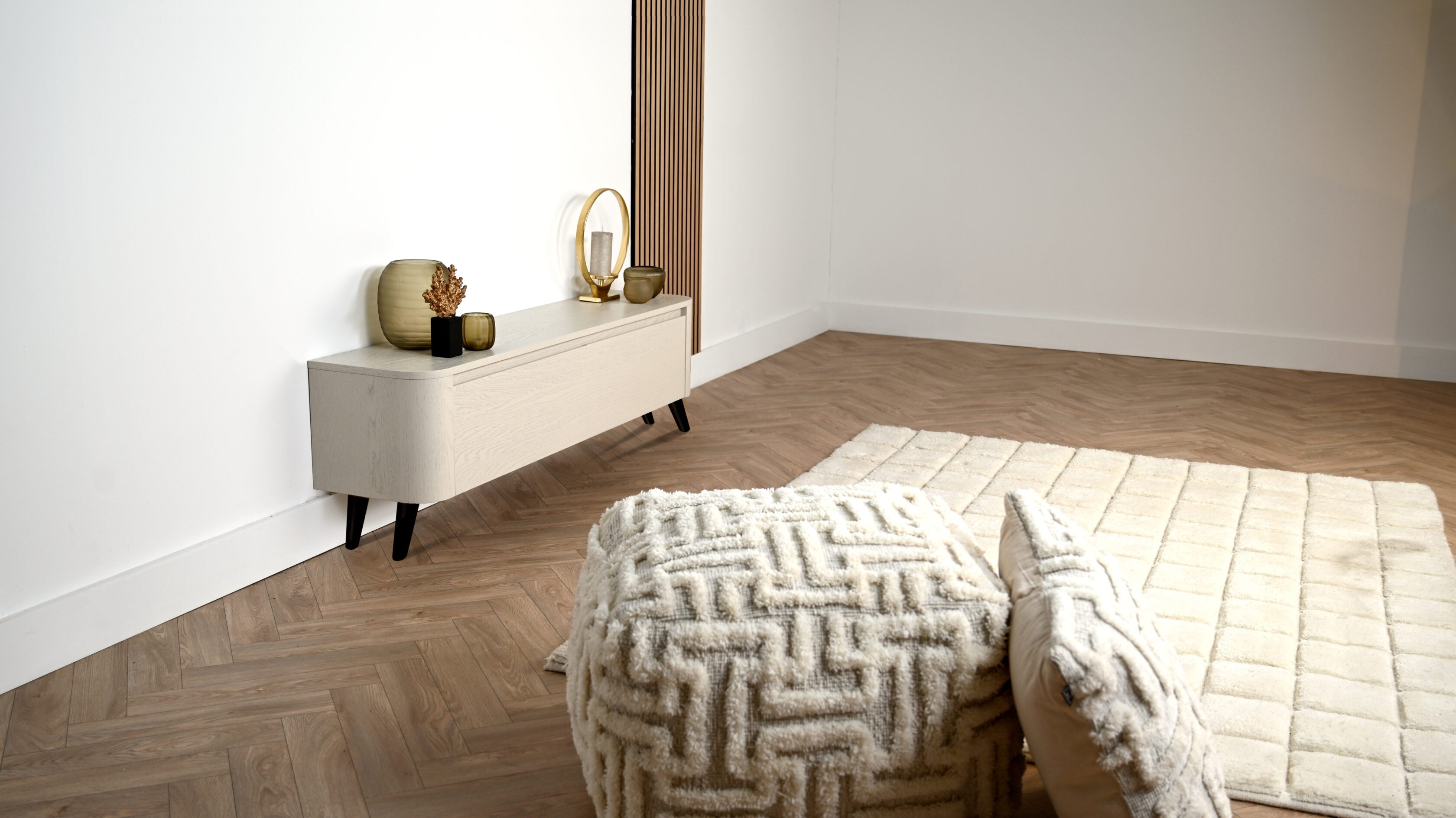 Tv meubel met 2 kleppen rond design op pootjes