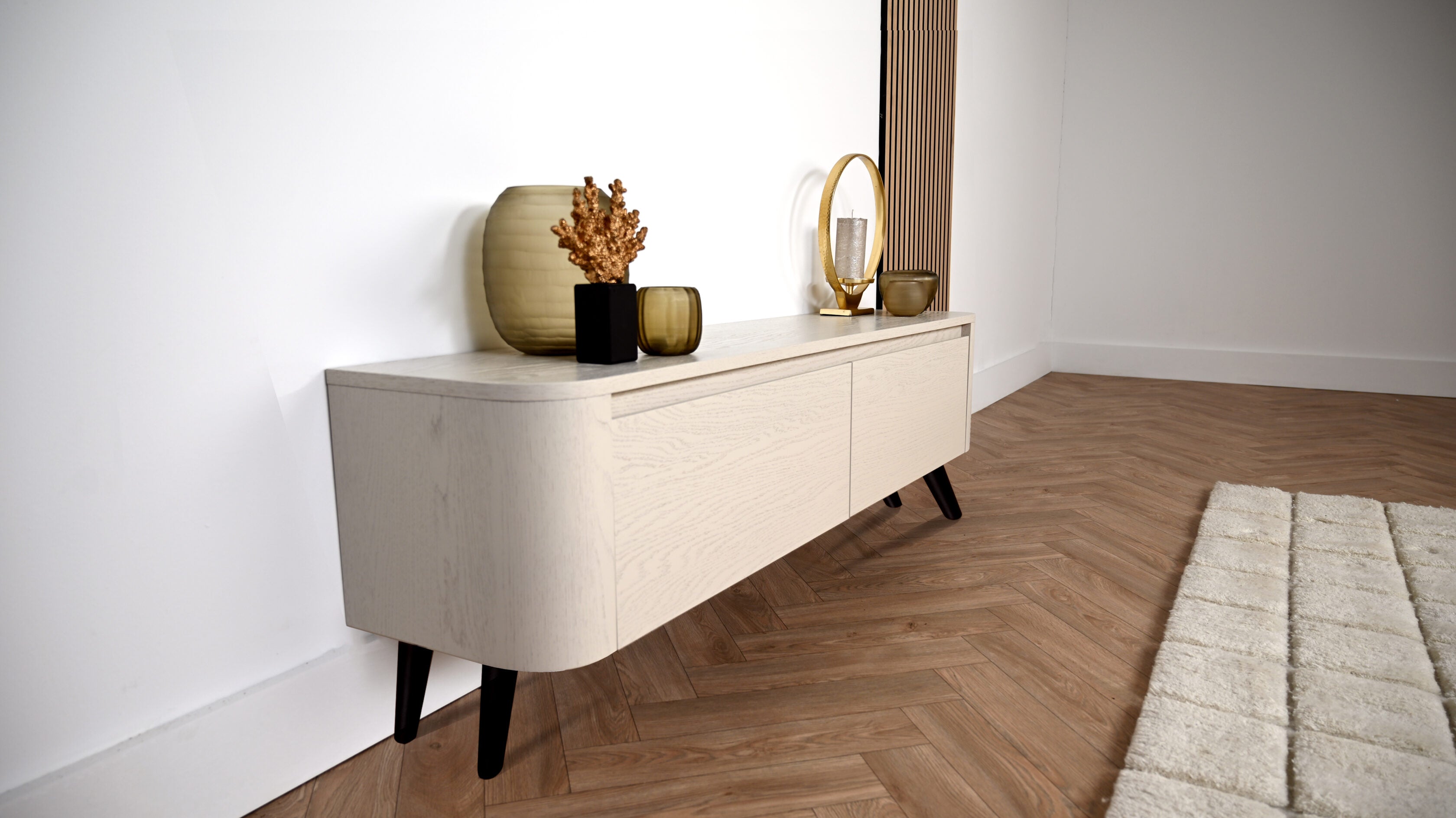 Tv meubel met 2 kleppen rond design op pootjes