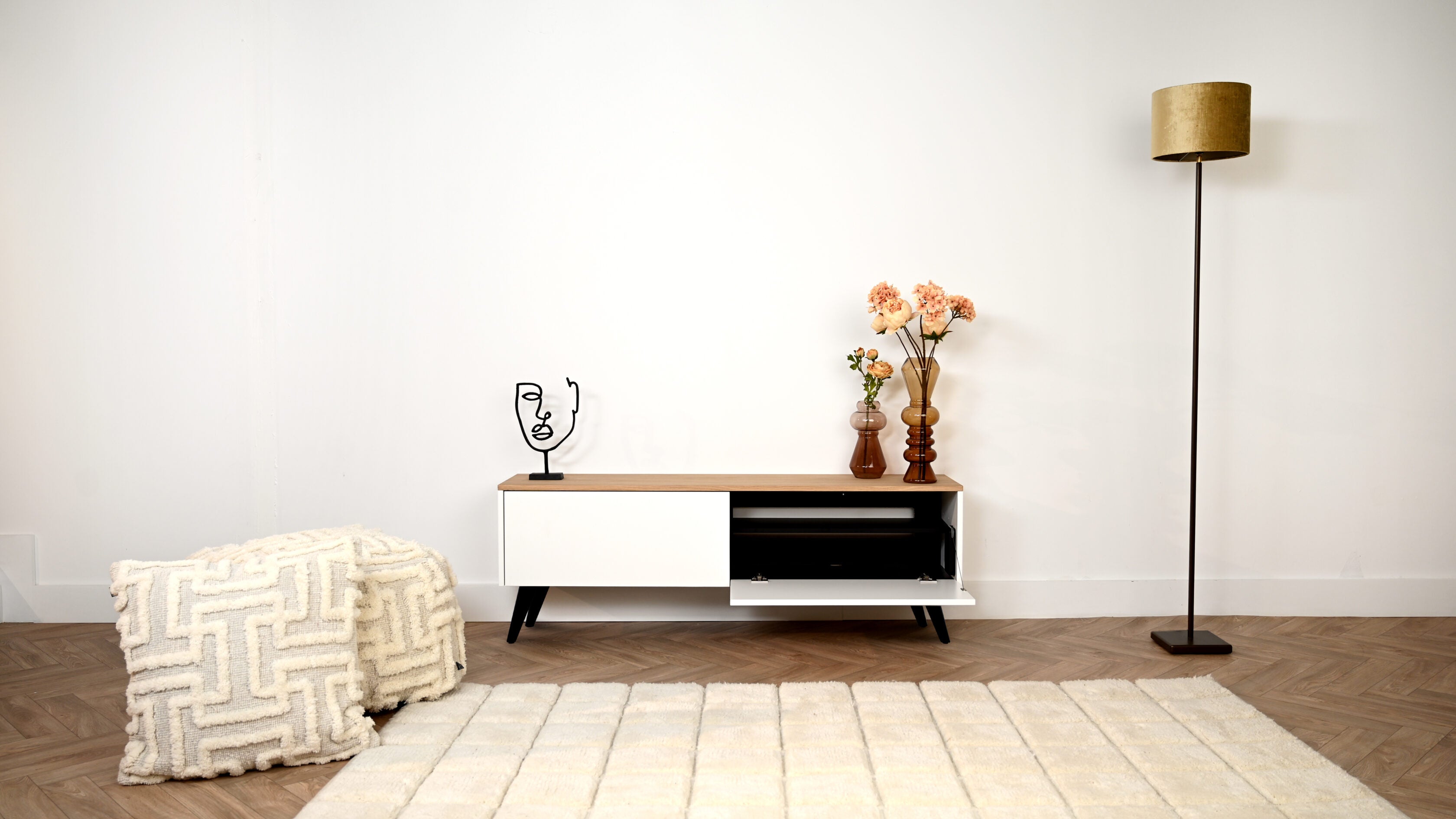 Scandinavisch tv meubel met 2 kleppen op pootjes met open klep
