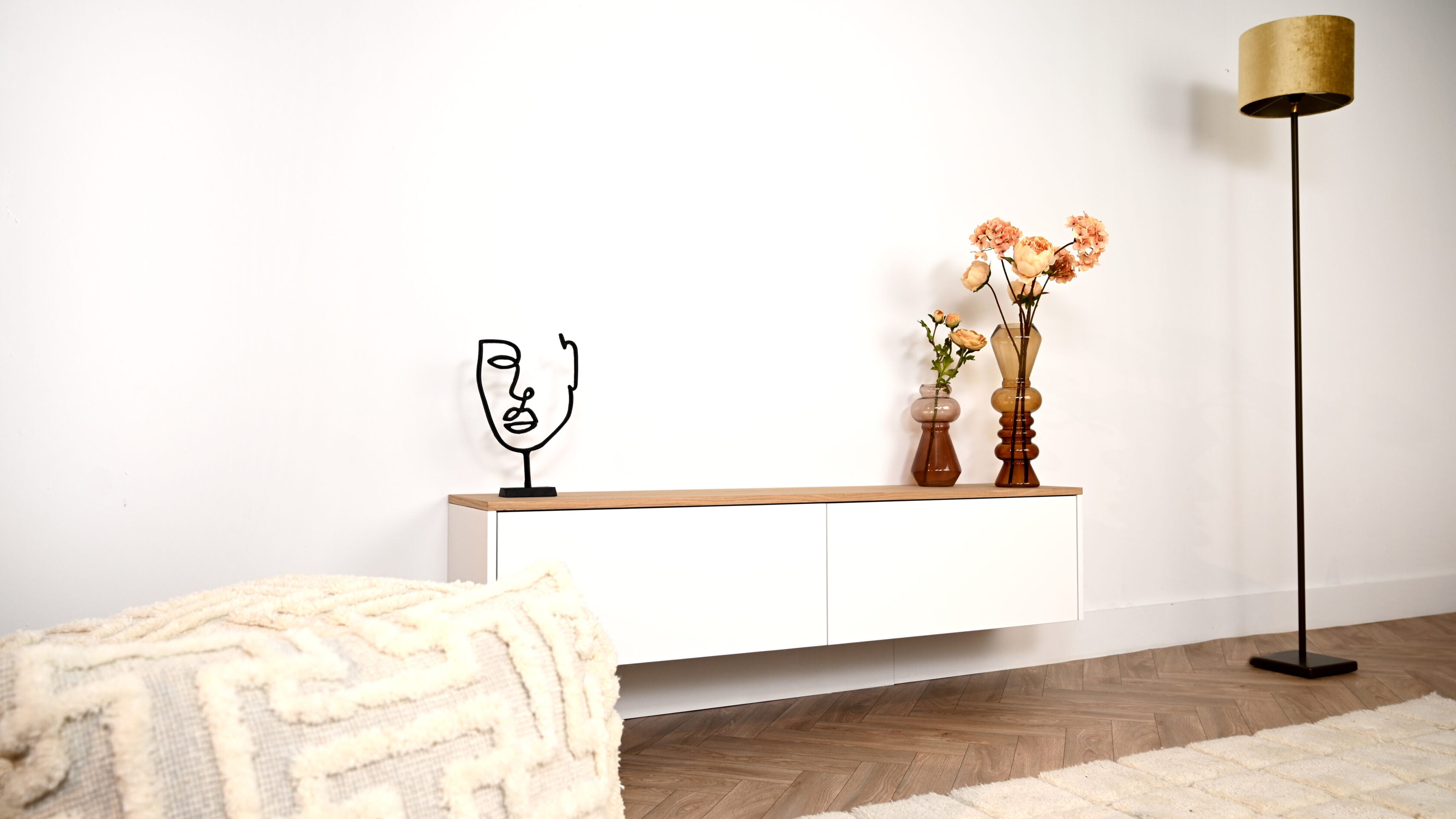 Scandinavisch zwevend tv meubel met 2 kleppen