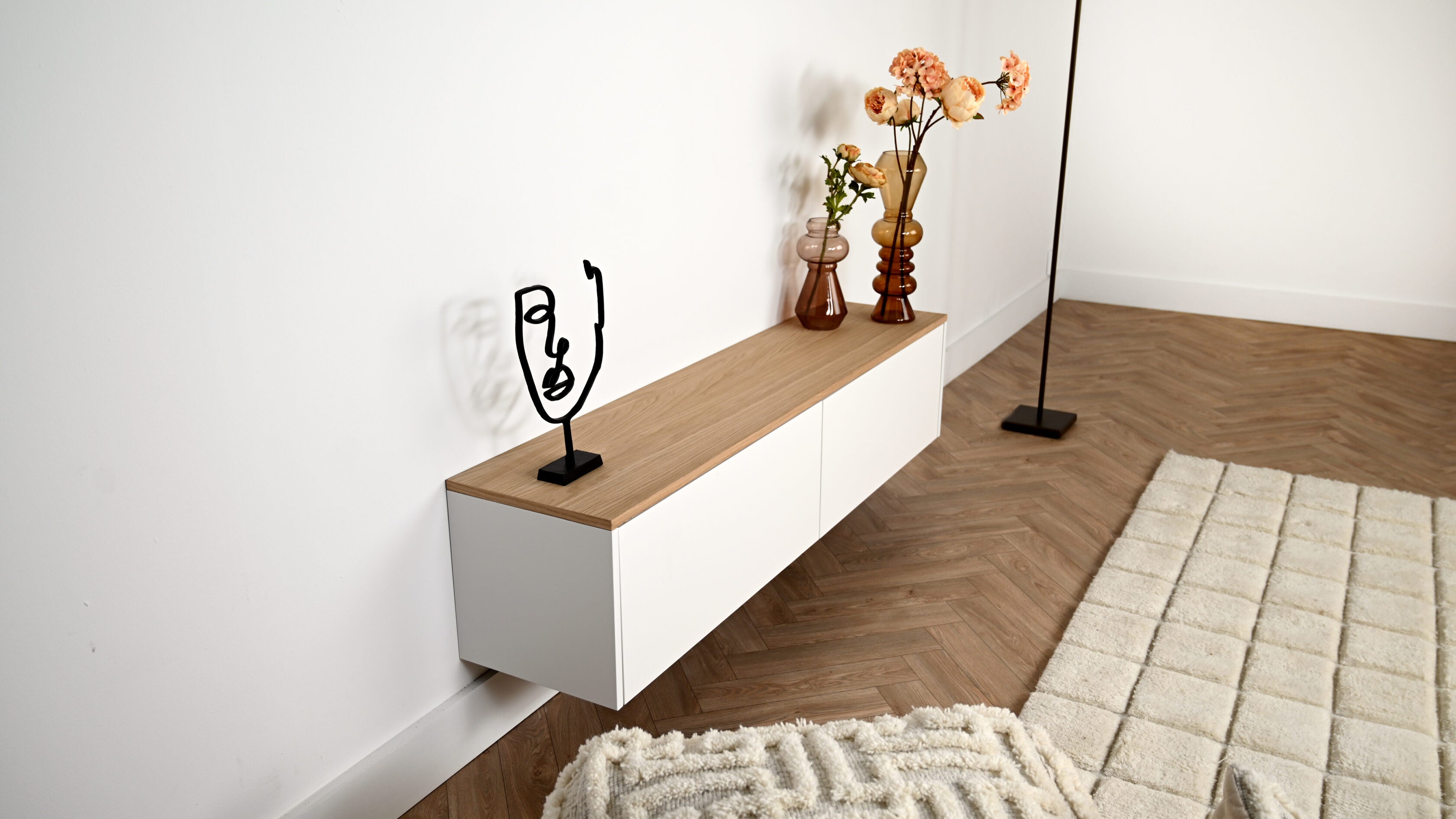 Scandinavisch zwevend tv meubel met 2 kleppen