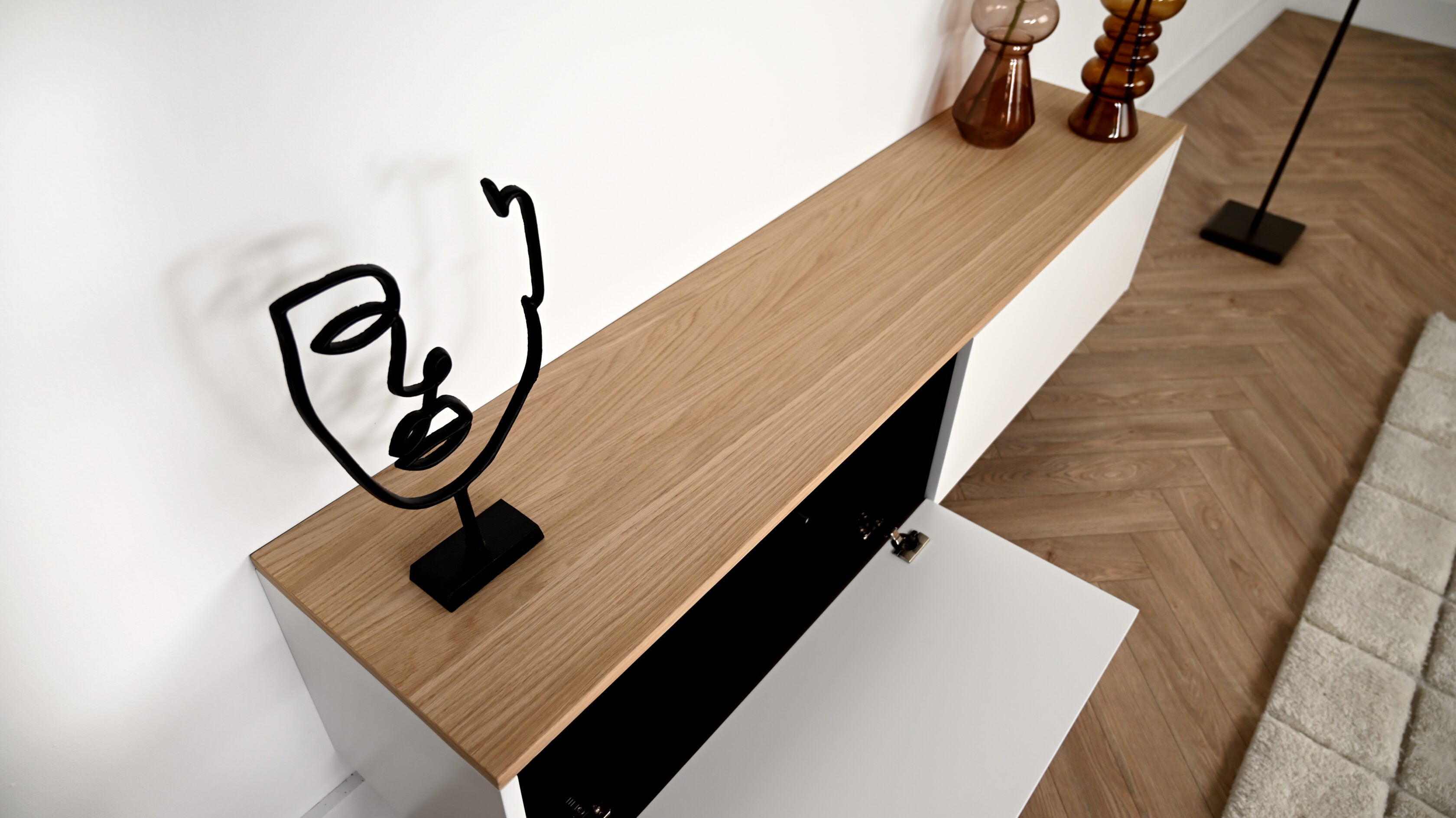 Scandinavisch zwevend tv meubel met 2 kleppen met open klep bovenaanzicht