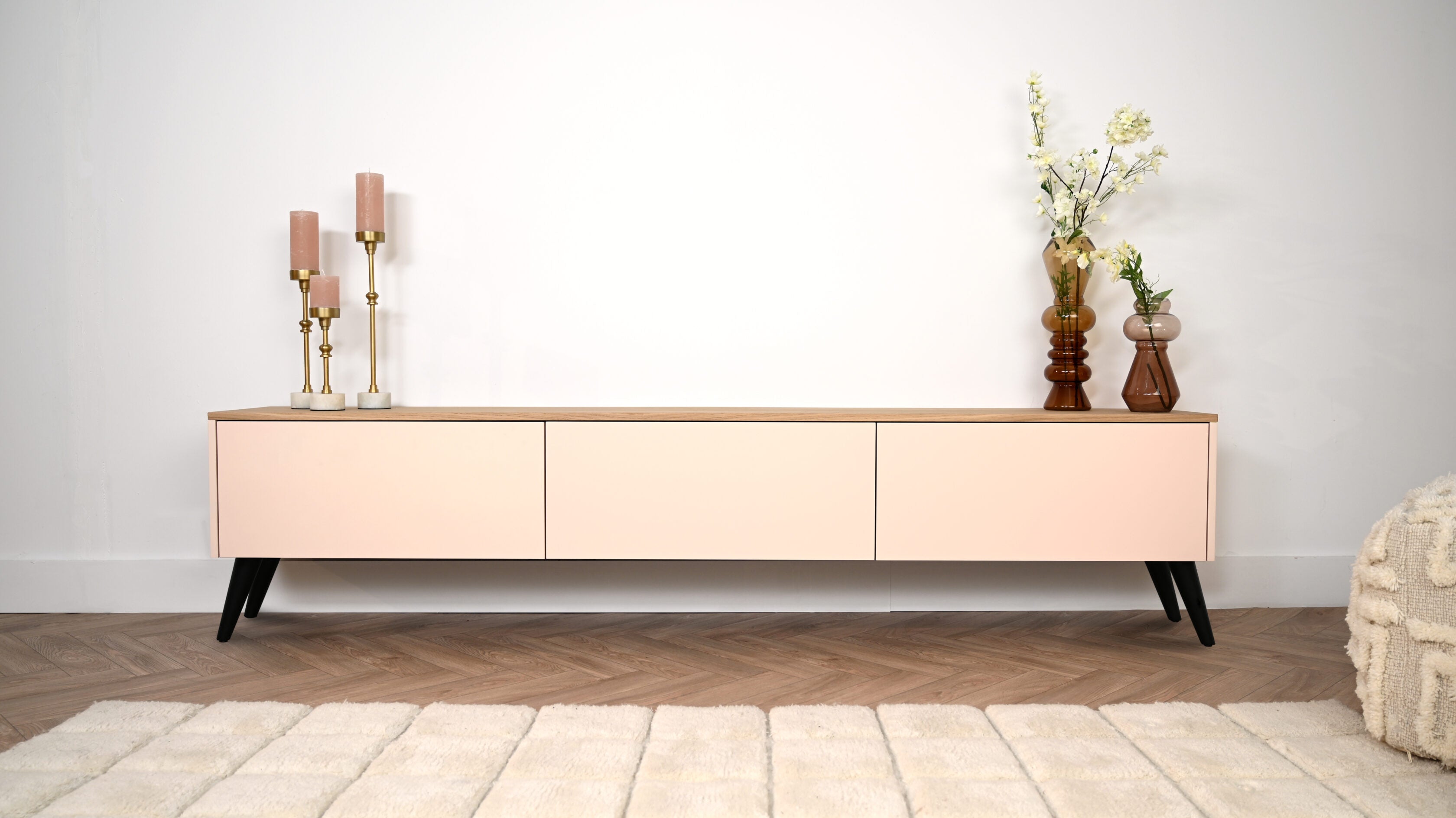 Scandinavisch tv meubel met 3 kleppen op pootjes