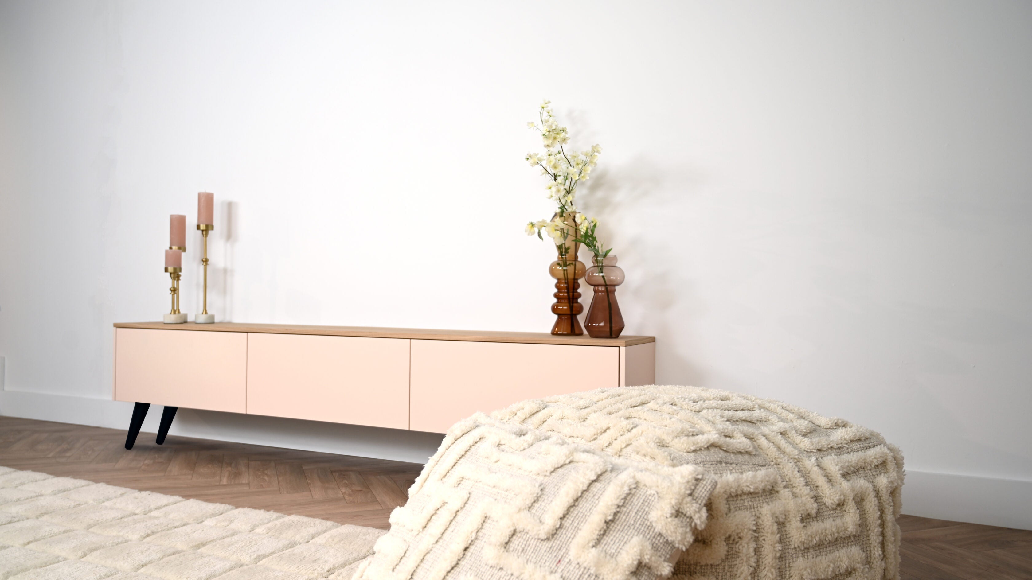 Scandinavisch tv meubel met 3 kleppen op pootjes