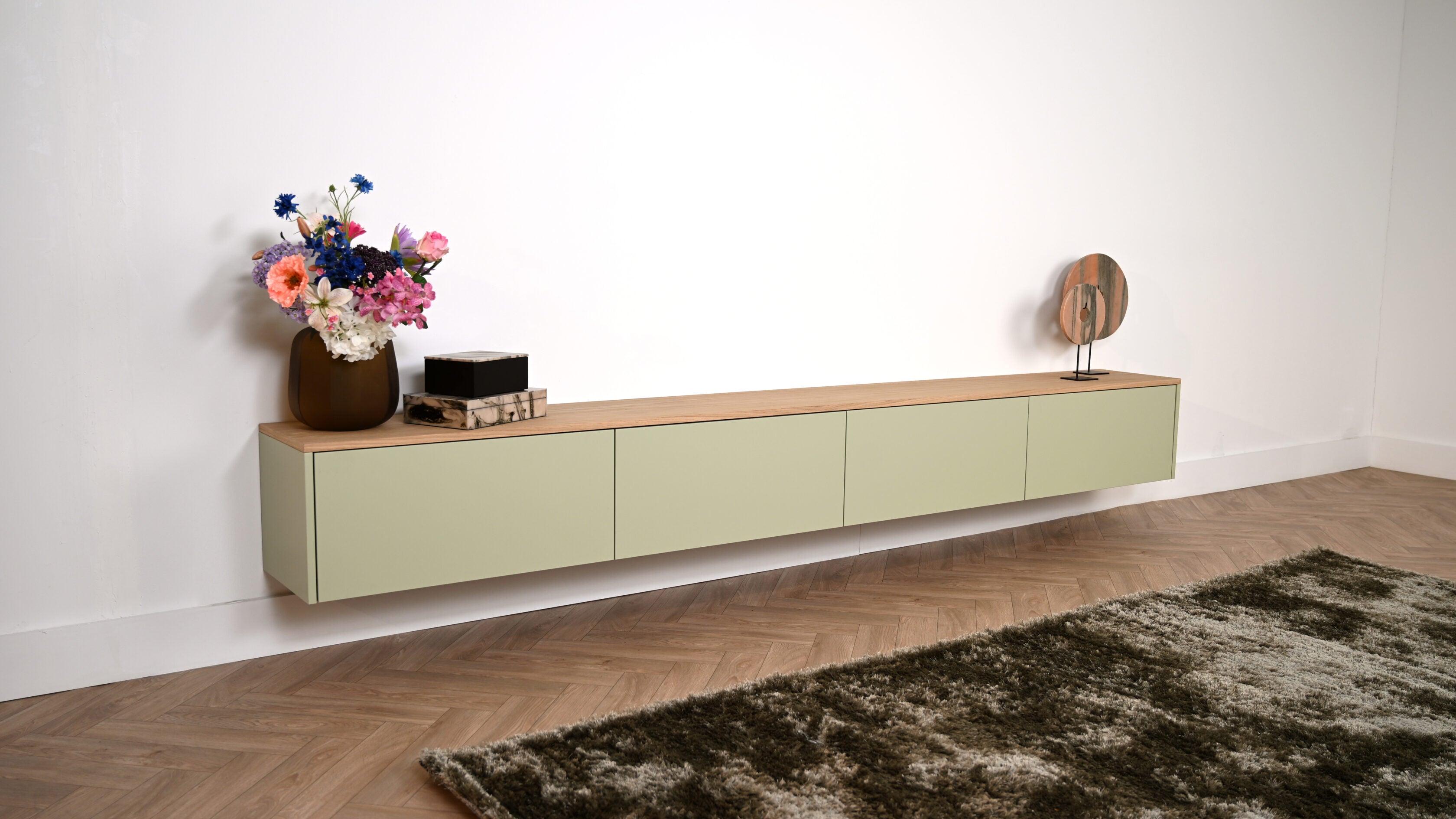 Scandinavisch zwevend tv meubel met 4 kleppen