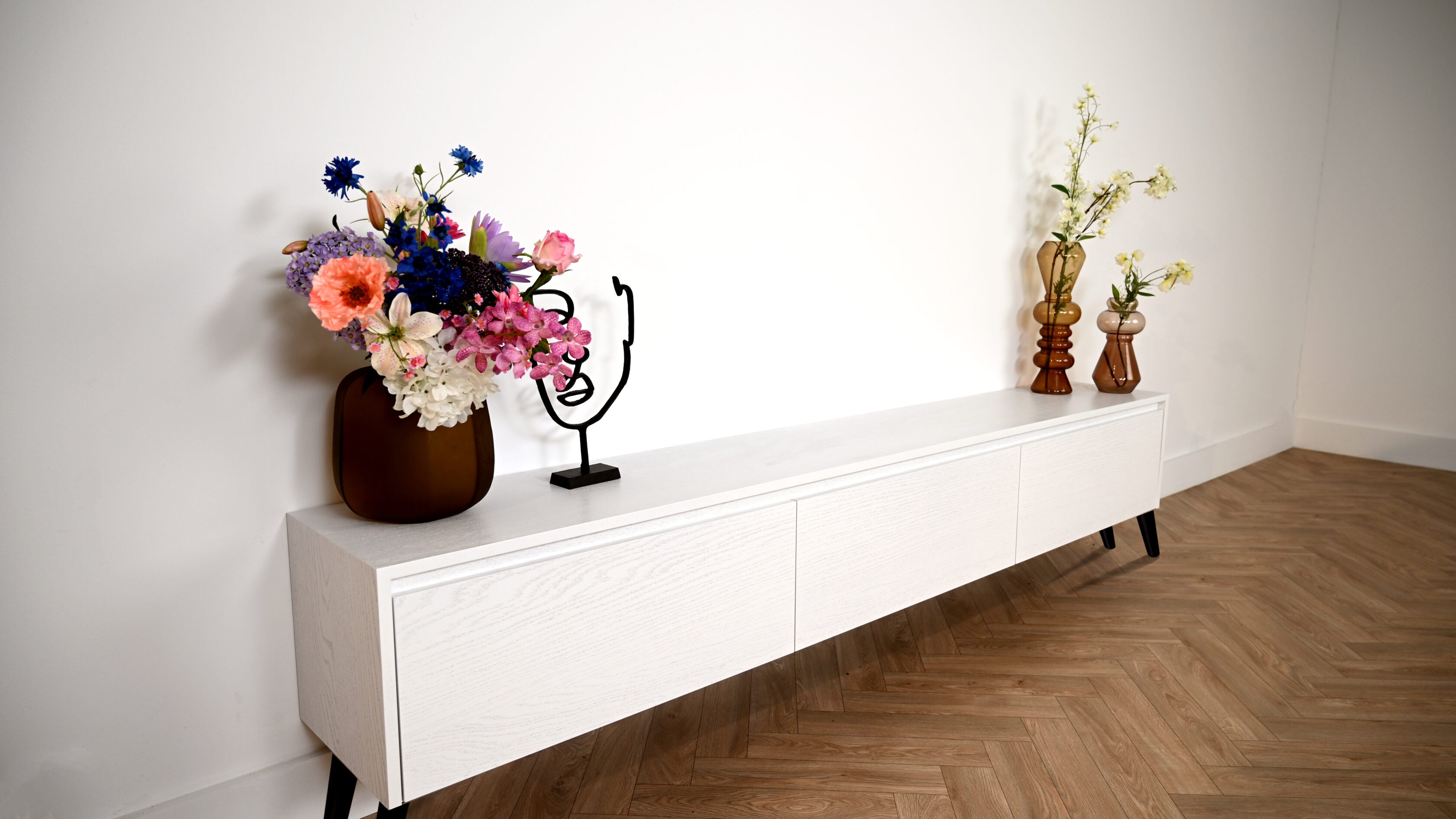 Tv meubel met 3 kleppen op pootjes