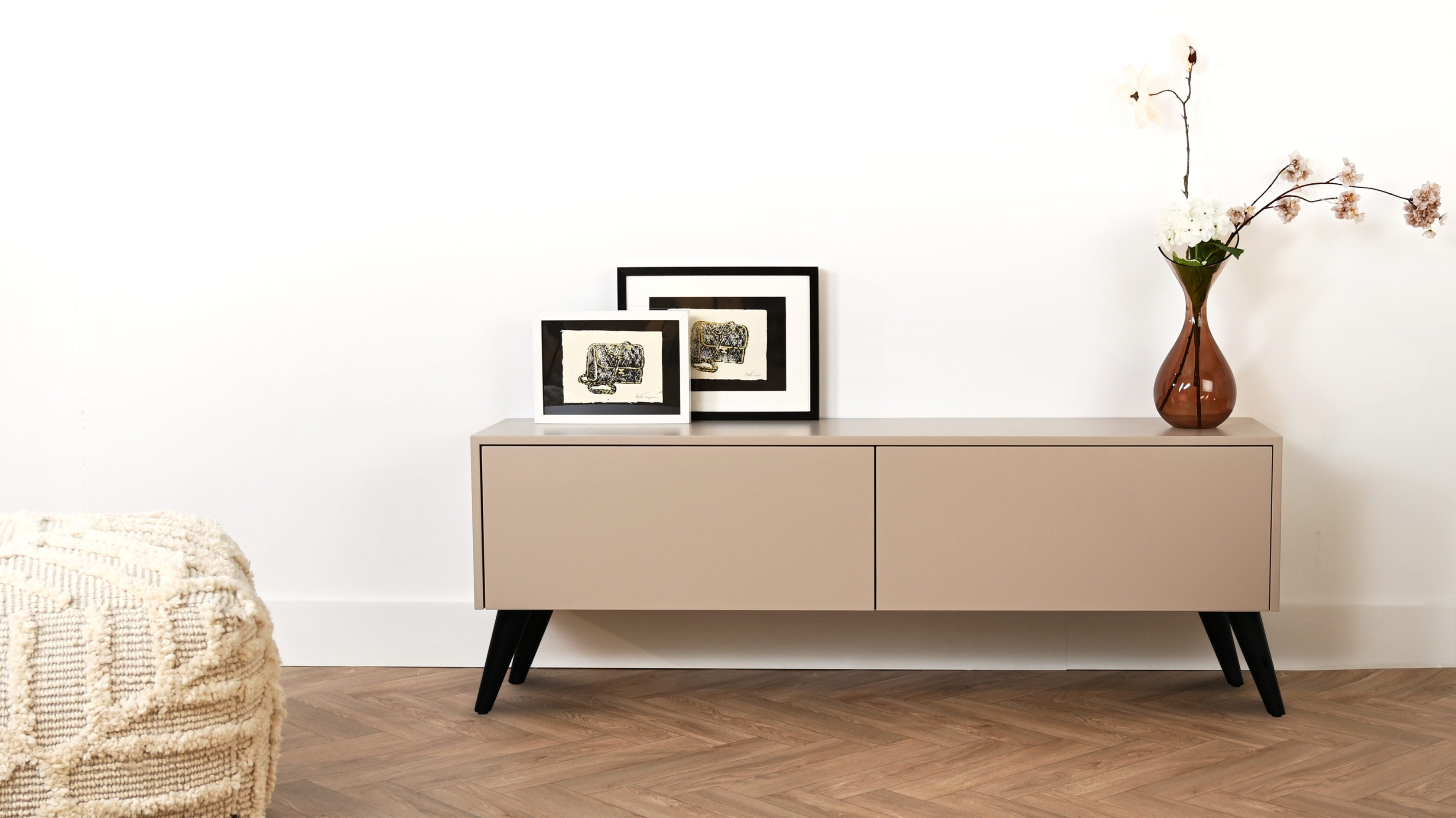 Tv meubel met 2 kleppen op pootjes