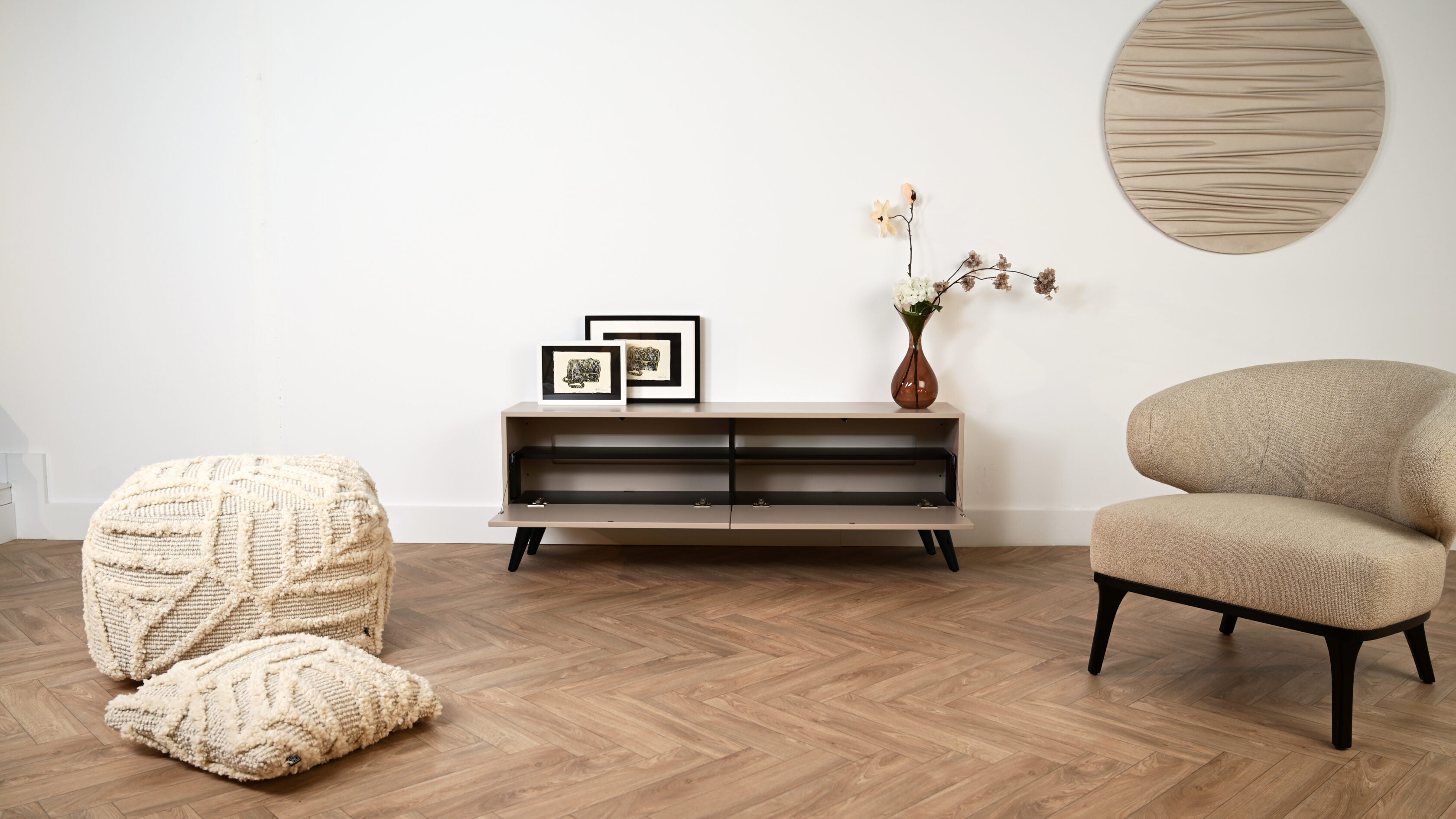 Tv meubel met 2 kleppen op pootjes met open kleppen