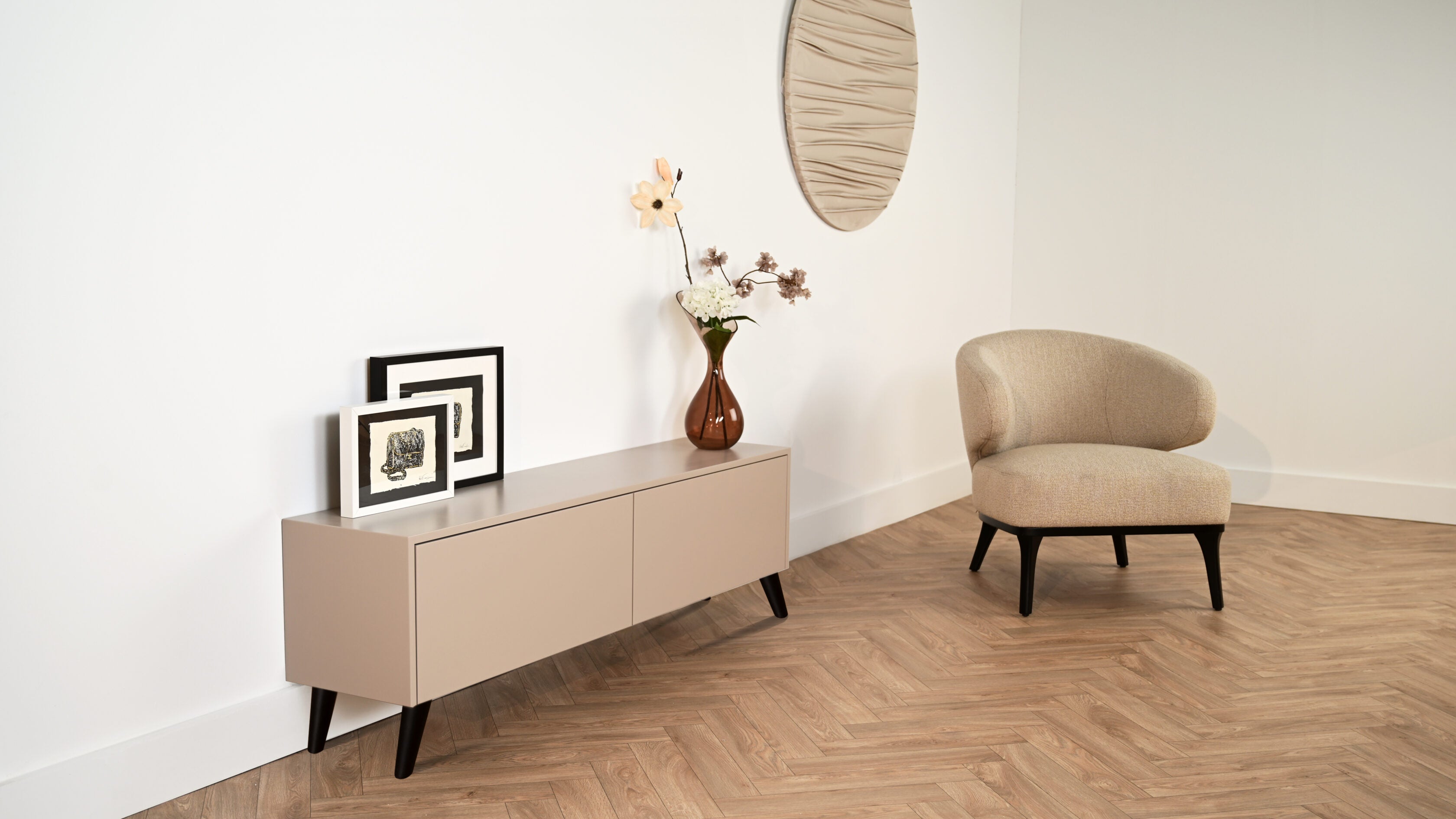 Tv meubel met 2 kleppen op pootjes