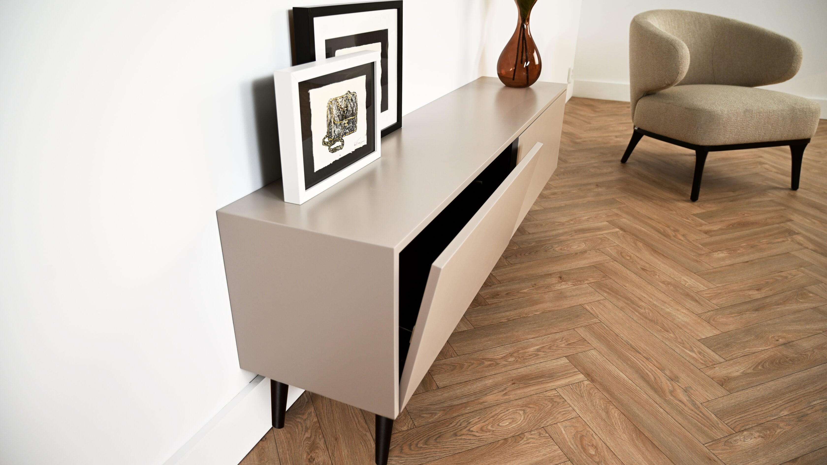 Tv meubel met 2 kleppen op pootjes met half open klep