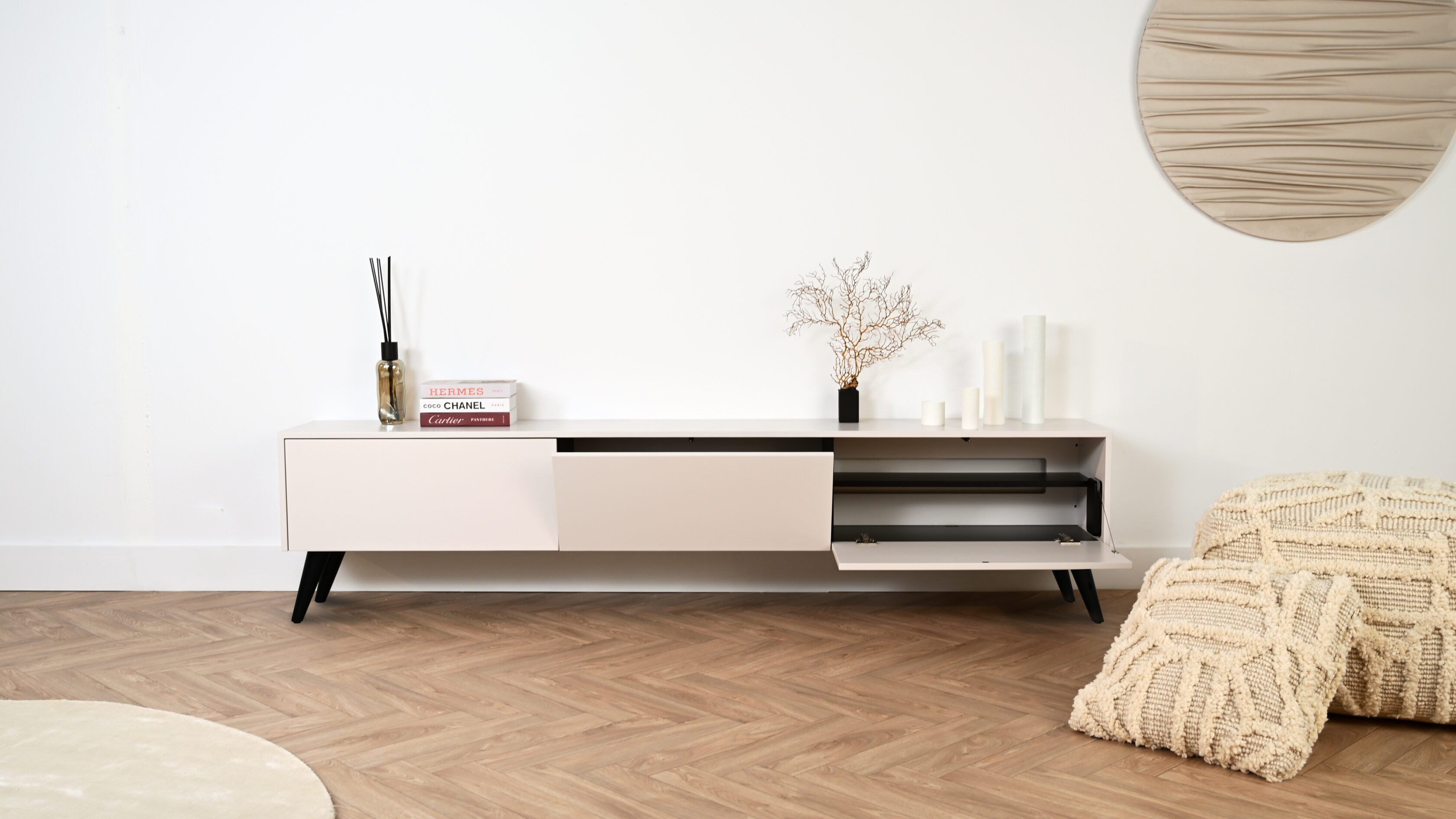 Tv meubel met 3 kleppen op pootjes met open klep en half open klep