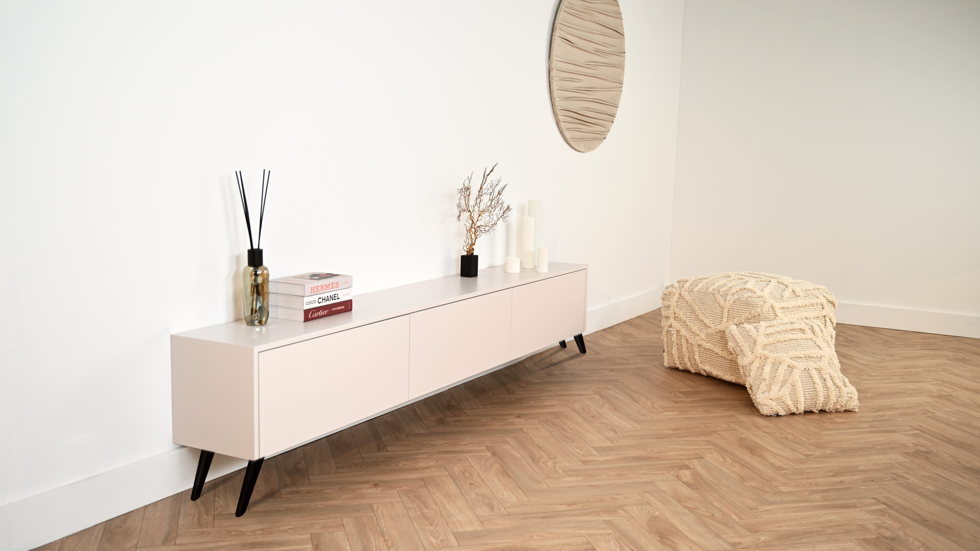 Tv meubel met 3 kleppen op pootjes