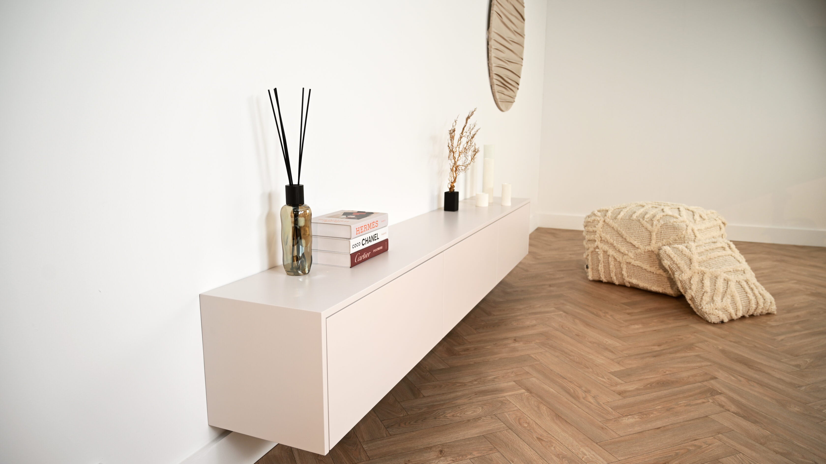 Modern zwevend tv meubel met 3 kleppen zijaanzicht