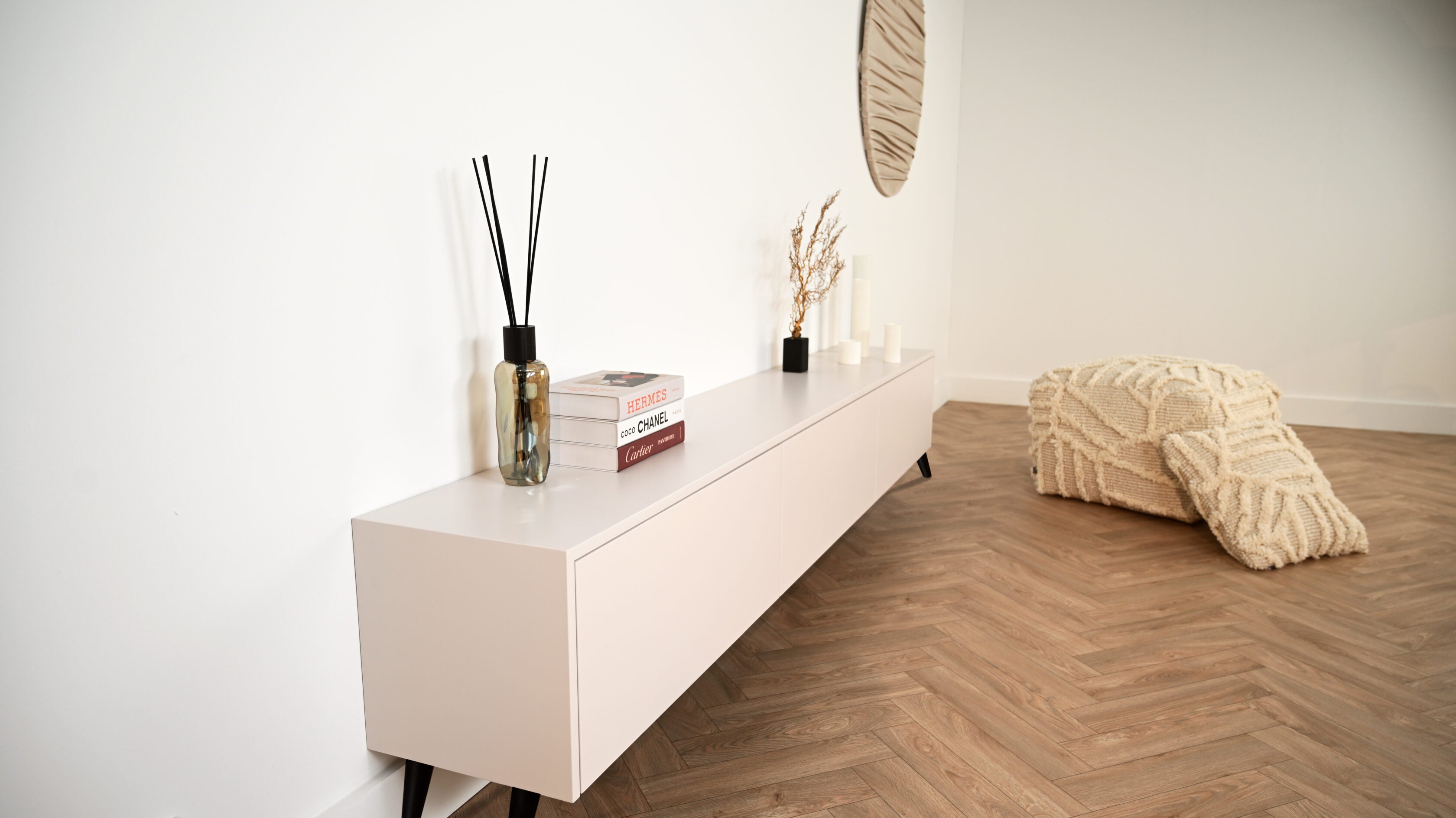 Tv meubel met 3 kleppen op pootjes