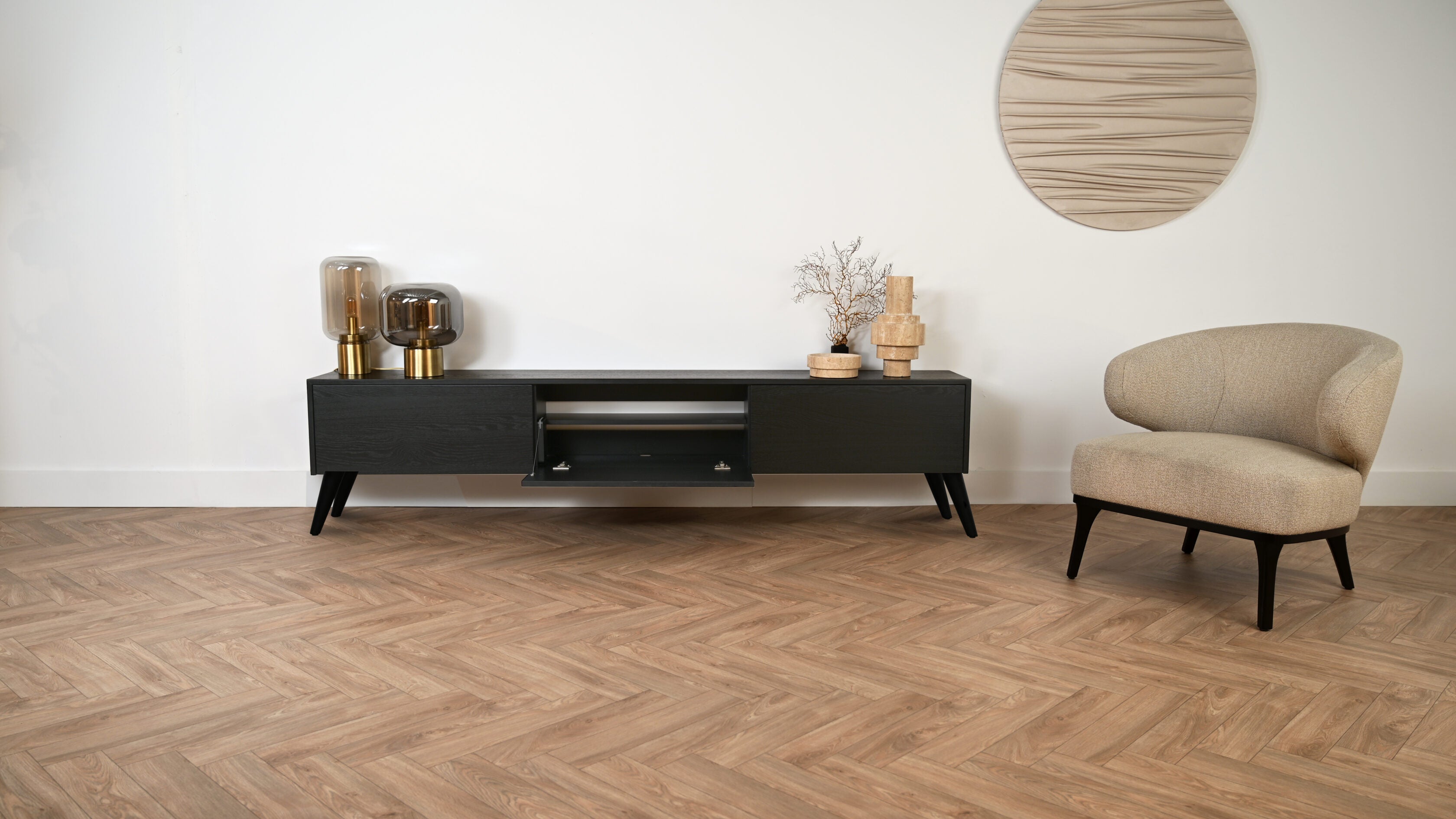 Tv meubel met 3 kleppen op zwarte retro pootjes