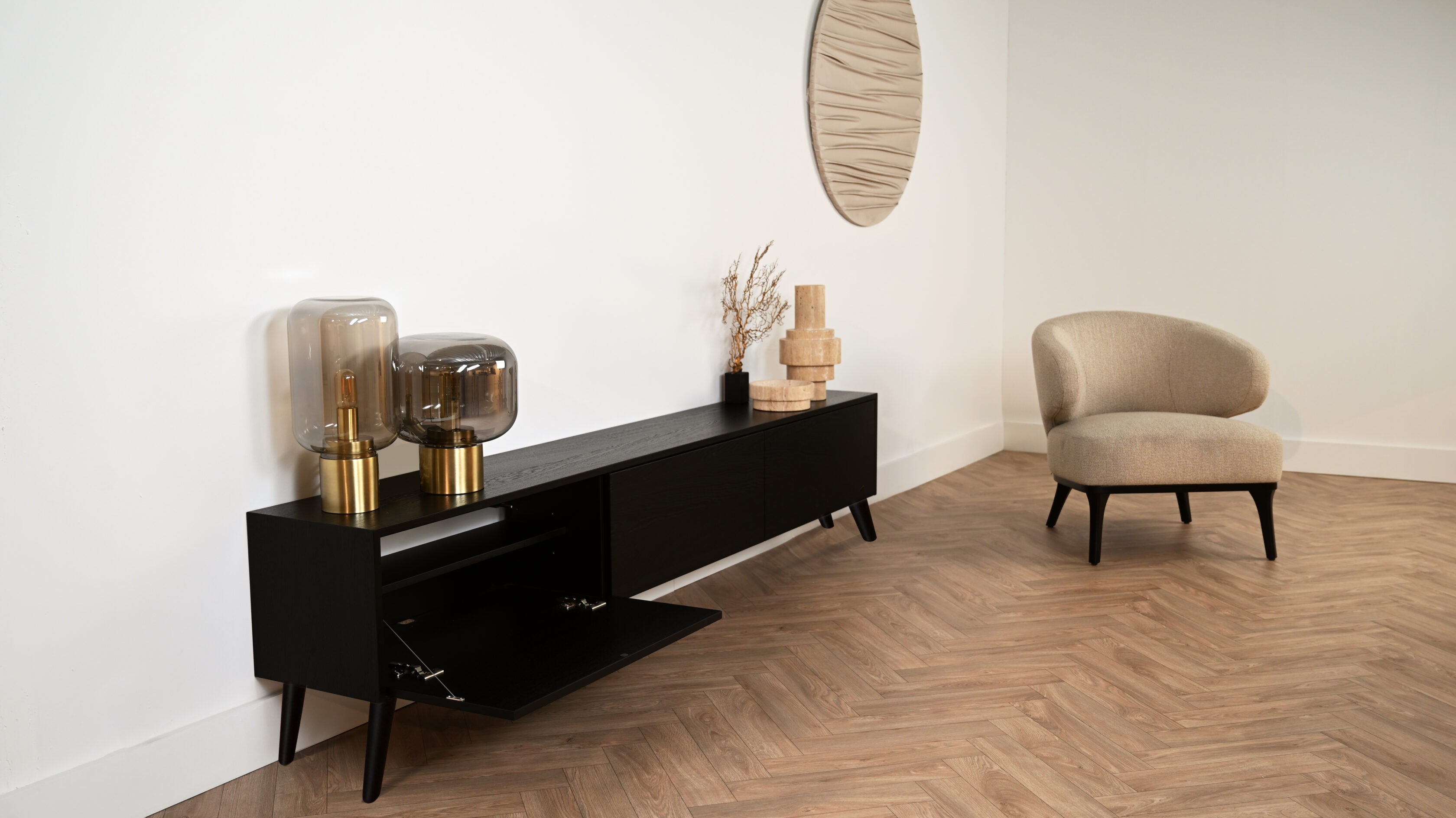 Modern tv meubel met 3 kleppen op pootjes met open klep