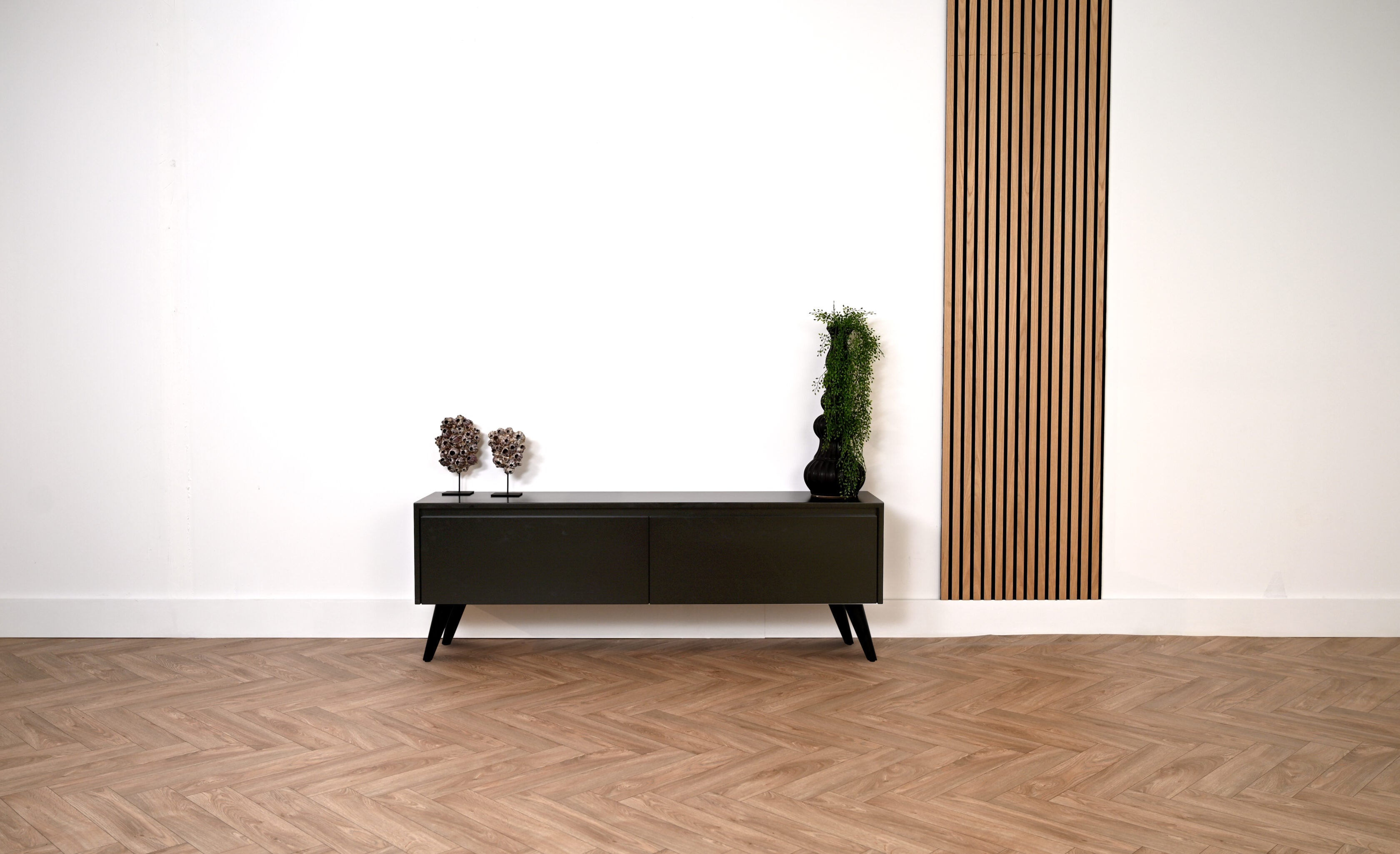 Tv meubel met 2 kleppen met greeplijst op zwarte retro pootjes