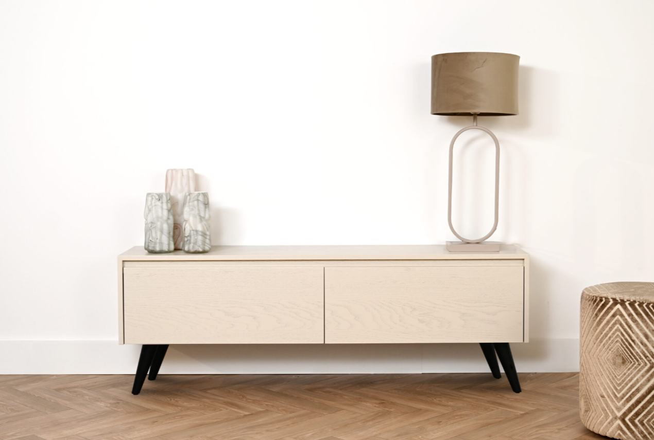 Tv meubel met 2 kleppen en greeplijst op zwarte retro pootjes