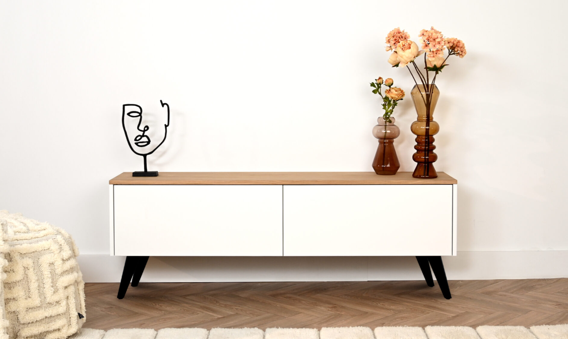 Scandinavisch tv meubel met 2 kleppen op zwarte retro pootjes