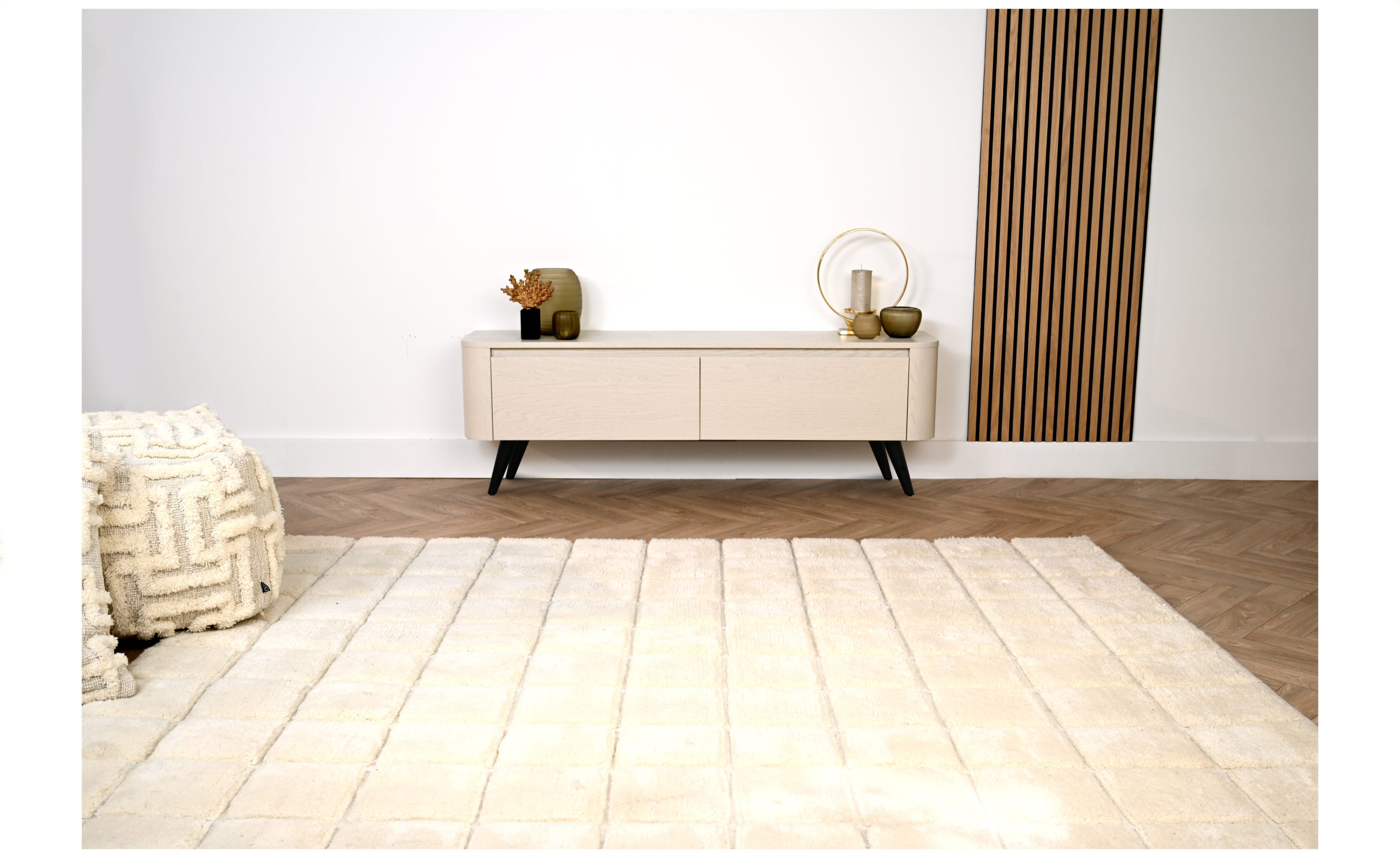 Tv meubel met 2 kleppen rond design op pootjes