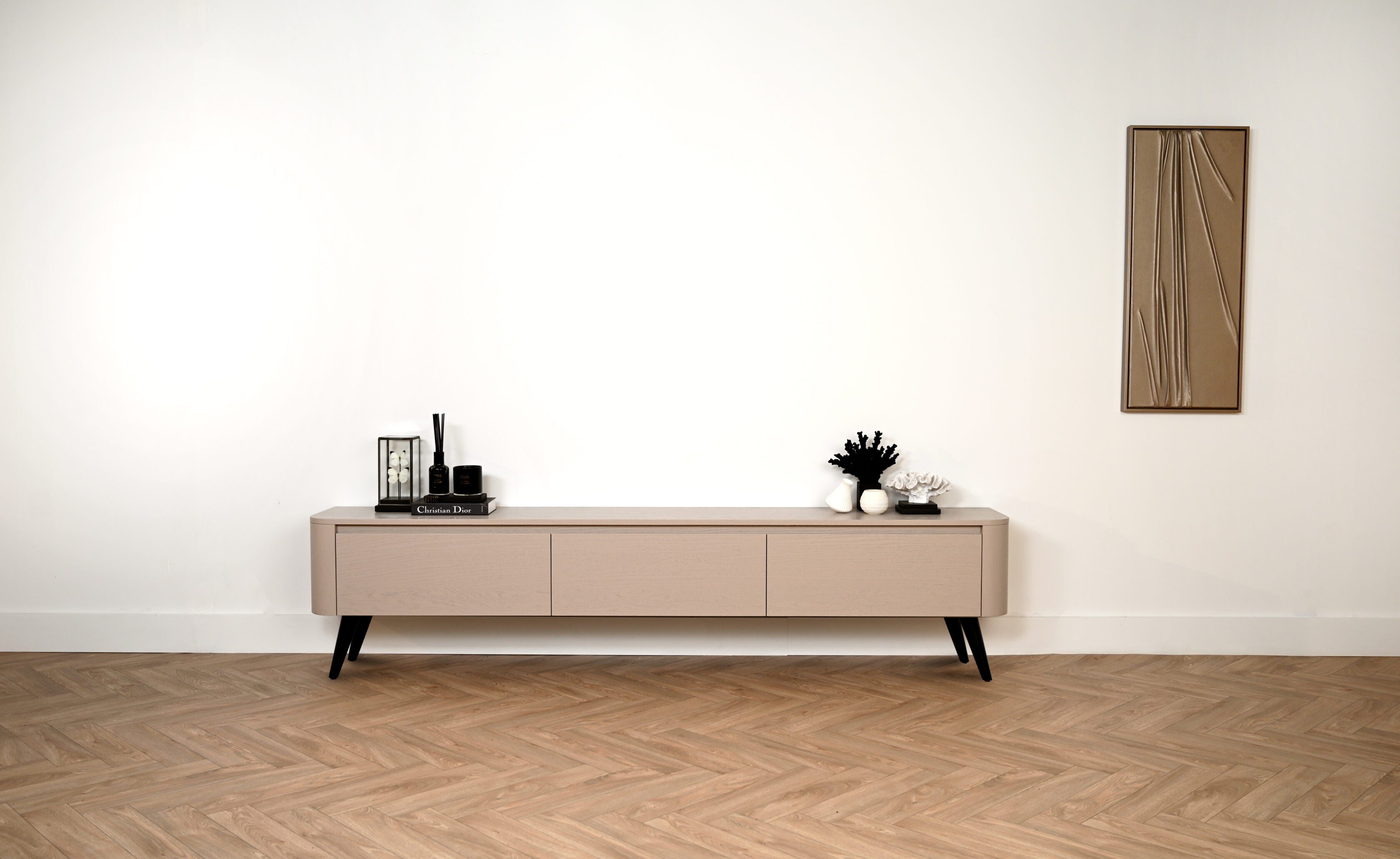 Tv meubel met 3 kleppen rond design op pootjes