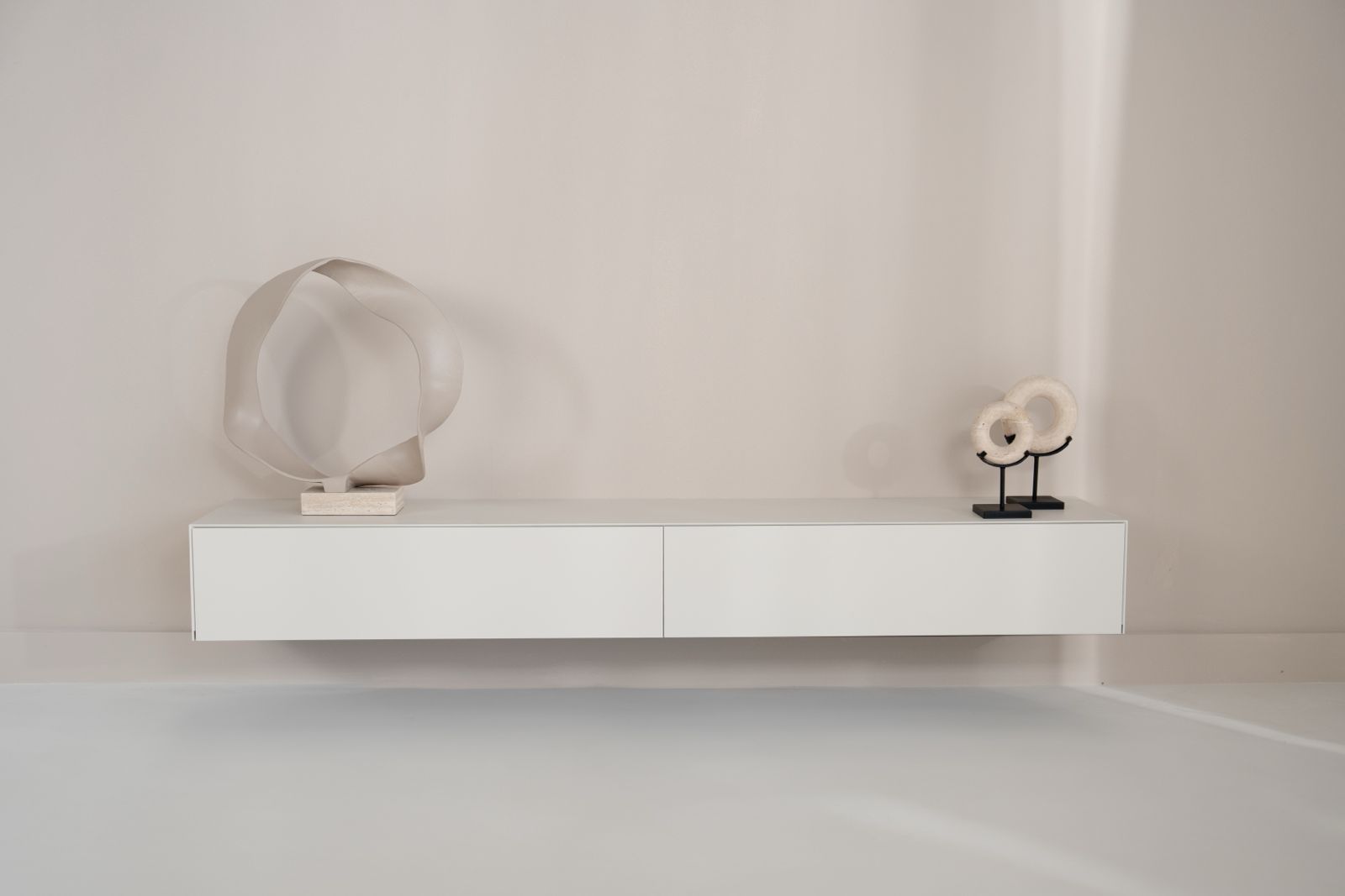 zwevend tv meubel off white