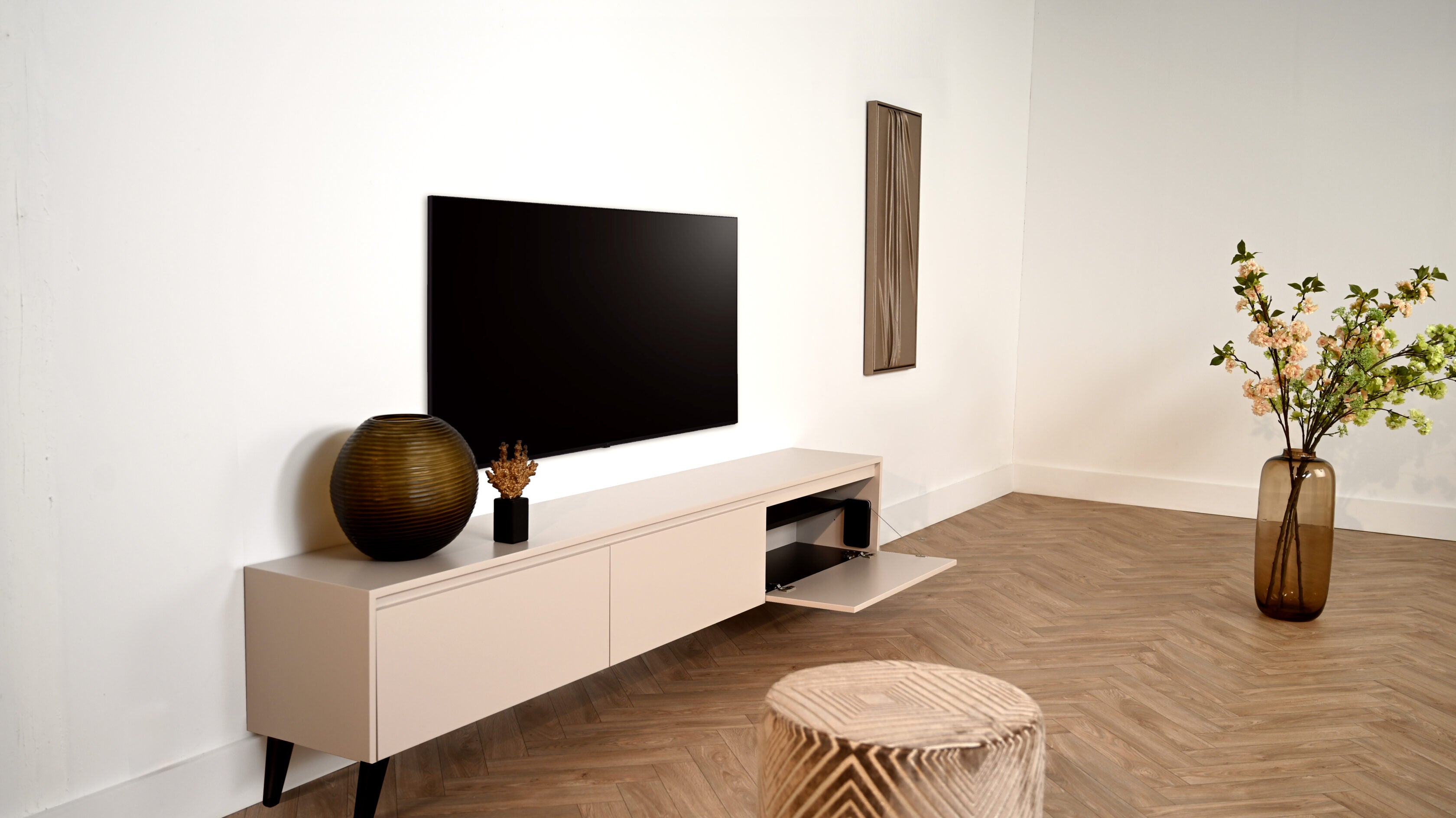 Tv meubel met 3 kleppen op pootjes met open klep