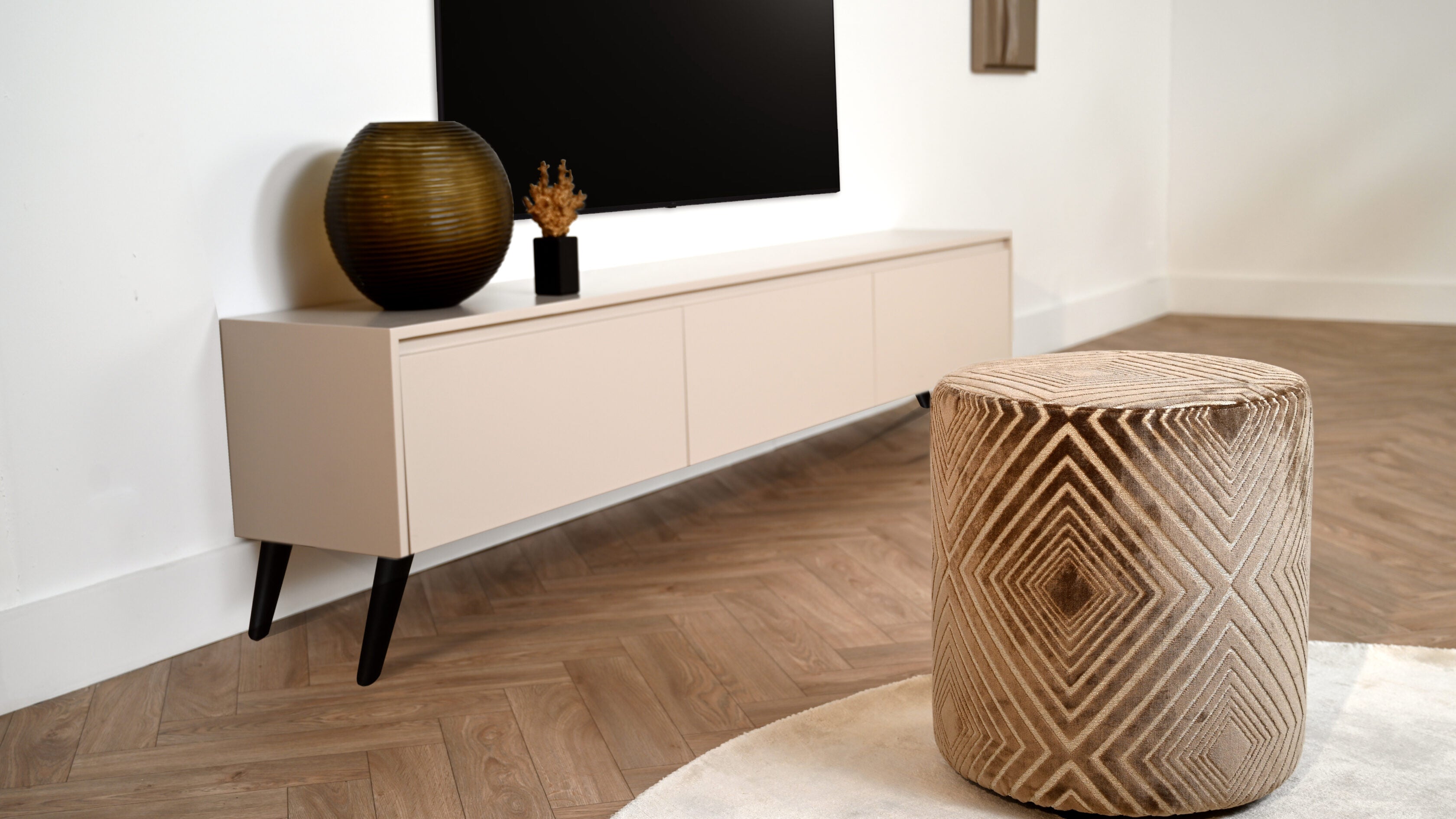 Tv meubel met 3 kleppen op pootjes
