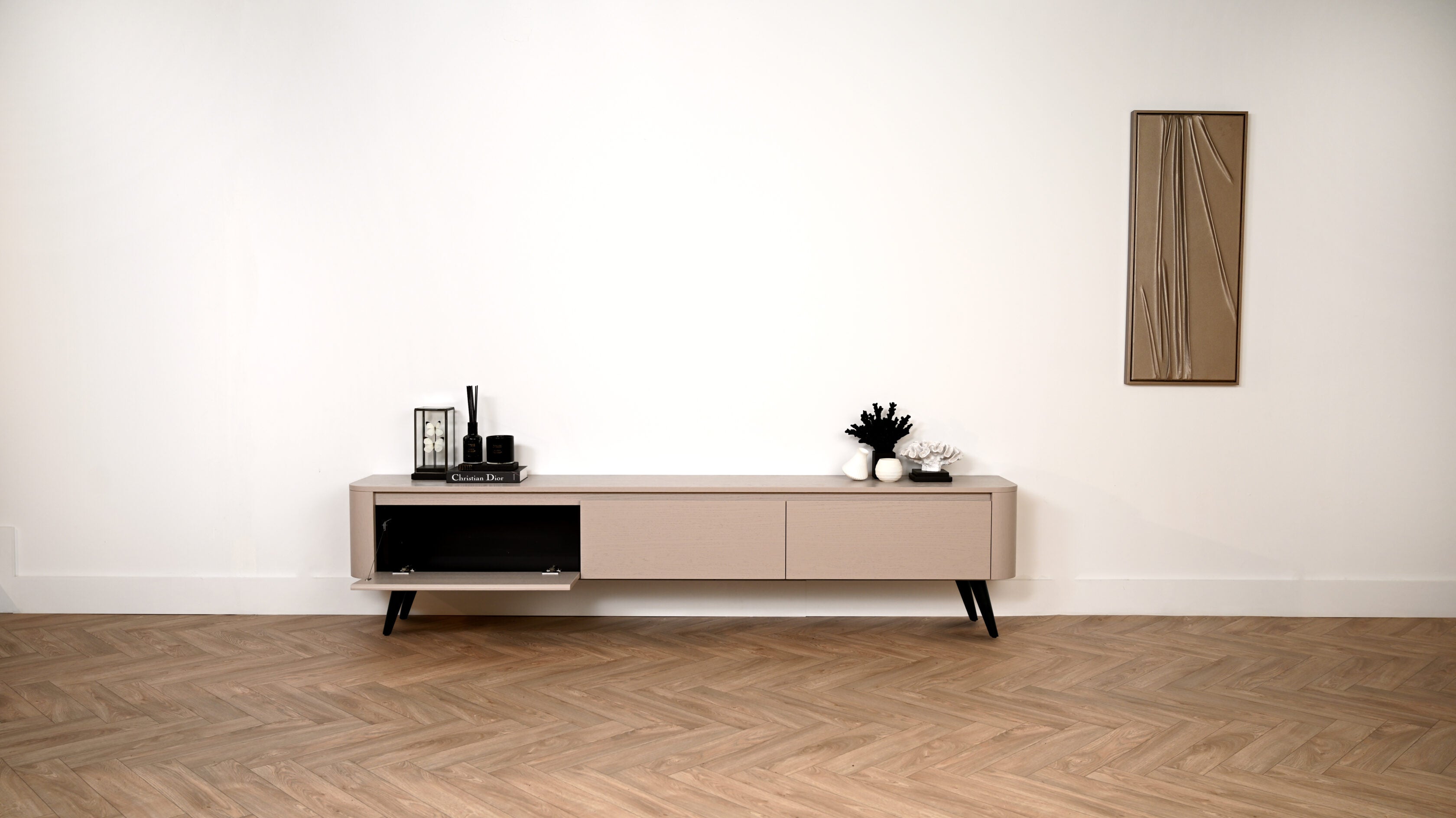 Tv meubel met 3 kleppen rond design op pootjes met open klep