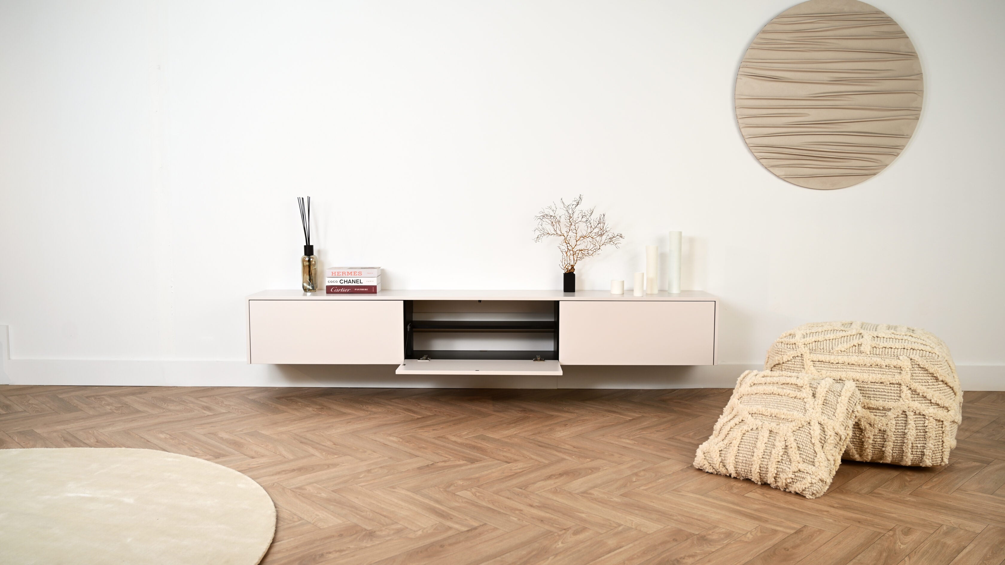 Modern zwevend tv meubel met 3 kleppen met open klep