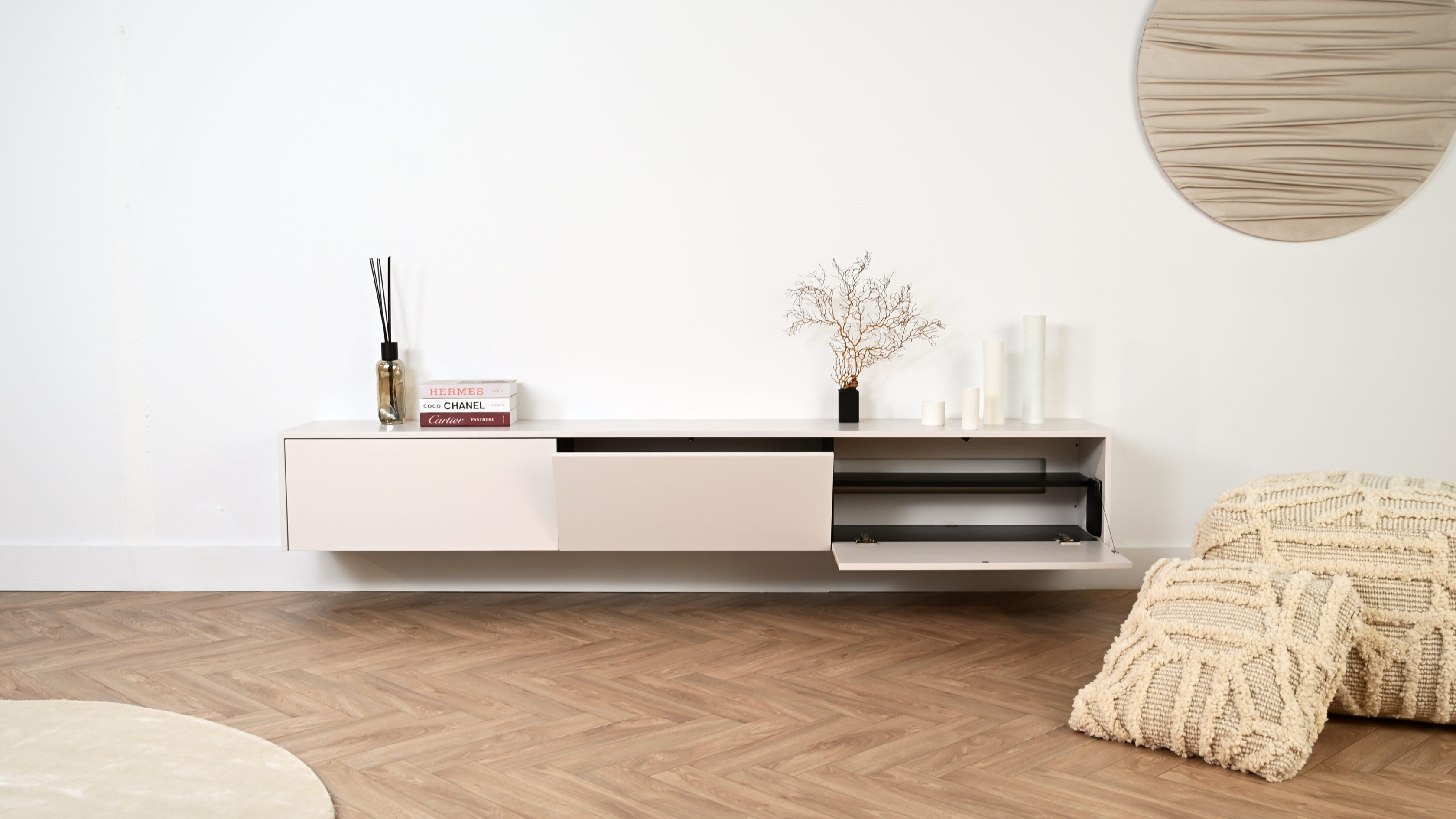 Modern zwevend tv meubel met 3 kleppen met open klep en half open klep