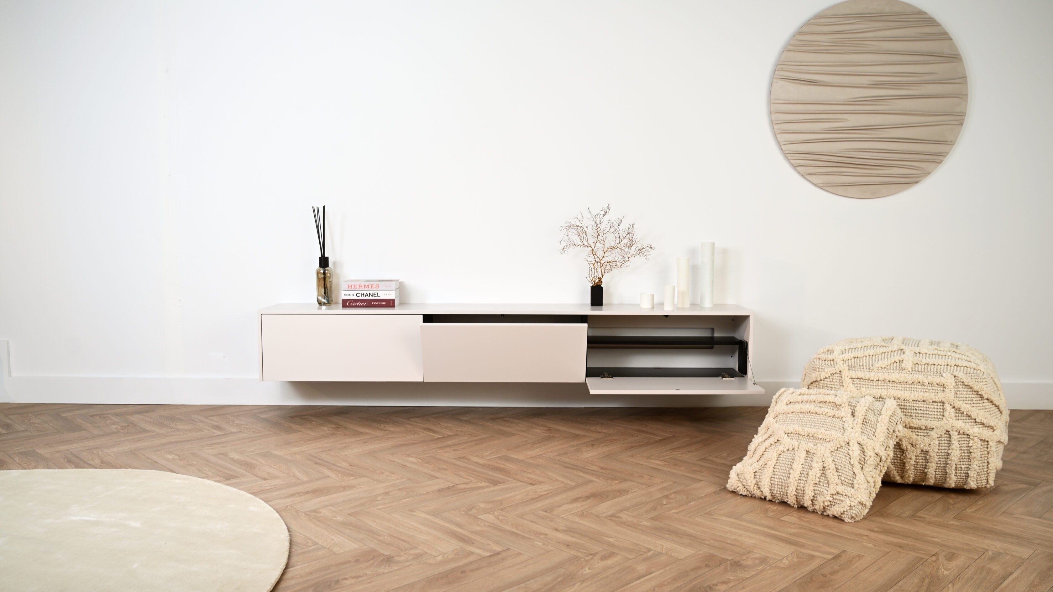 Modern zwevend tv meubel met 3 kleppen met open klep en half open klep
