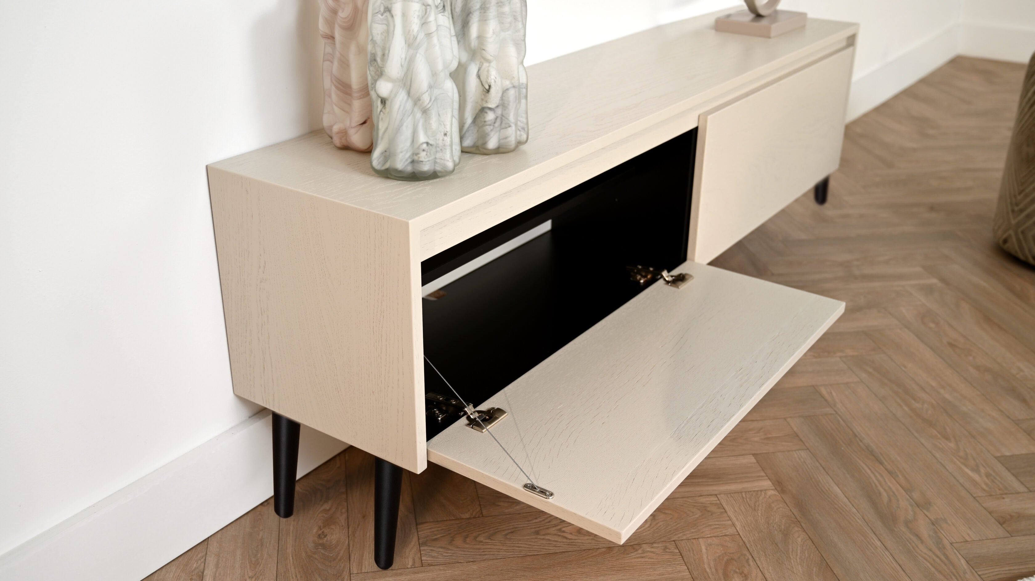 Tv meubel met 2 kleppen op pootjes met open klep