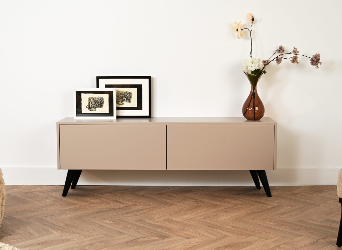 Tv meubel MDF met 2 kleppen op zwarte retro pootjes