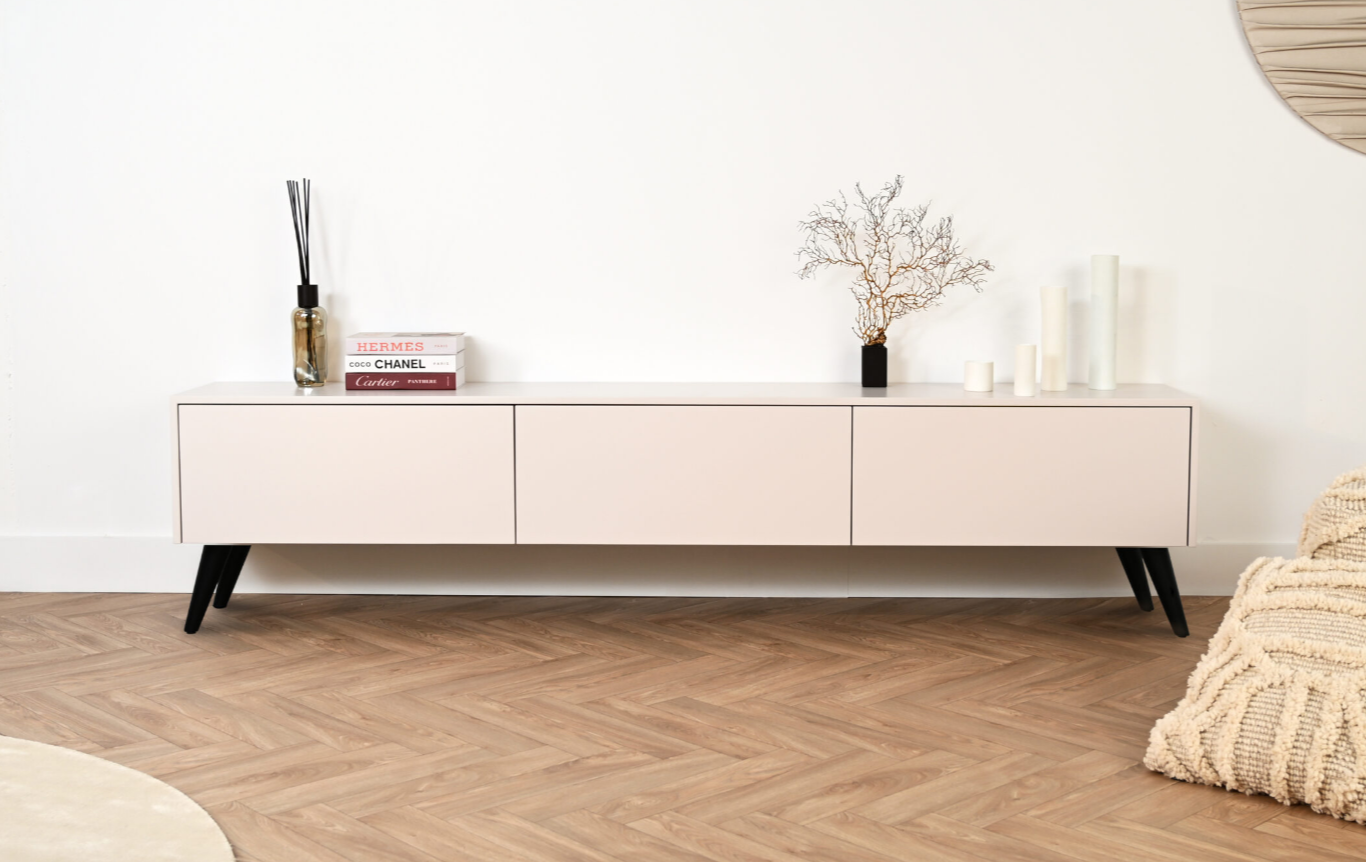 Tv meubel MDF met 3 kleppen op zwarte retro pootjes