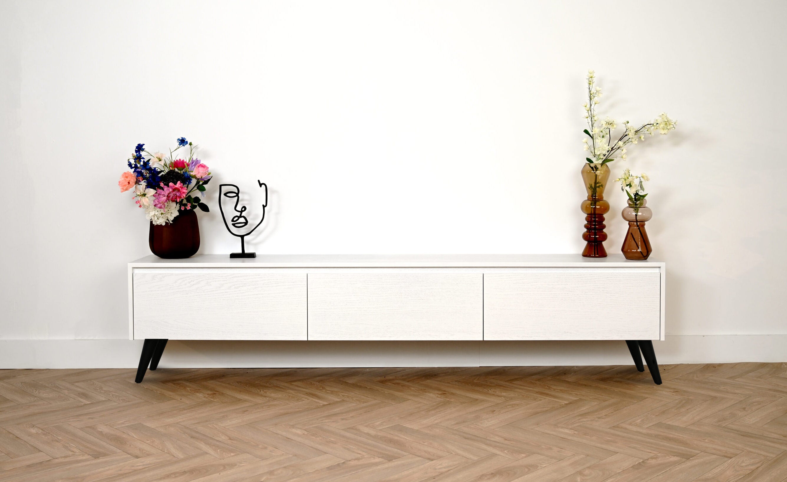 Tv meubel met 3 kleppen op pootjes