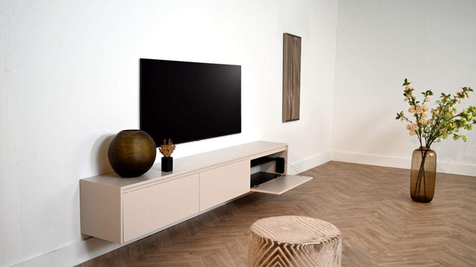zwevend modern tv meubel met 3 kleppen met open klep
