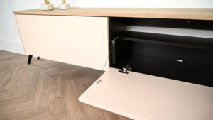 Nika | tv meubel op zwarte retro pootjes | 2 Kleuren | MDF & Eiken | Scandinavisch Design | 3 Kleppen | 180 – 300 cm