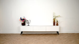 Maeve | TV meubel met zwarte retro pootjes | 3 Kleppen | Eiken | 180 – 300 cm