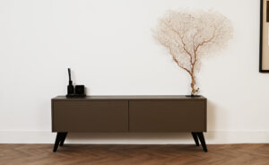 Jessie | tv meubel op zwarte retro pootjes | Strak | Eiken | Scandinavisch Design | 2 Kleppen | 120 – 160 cm